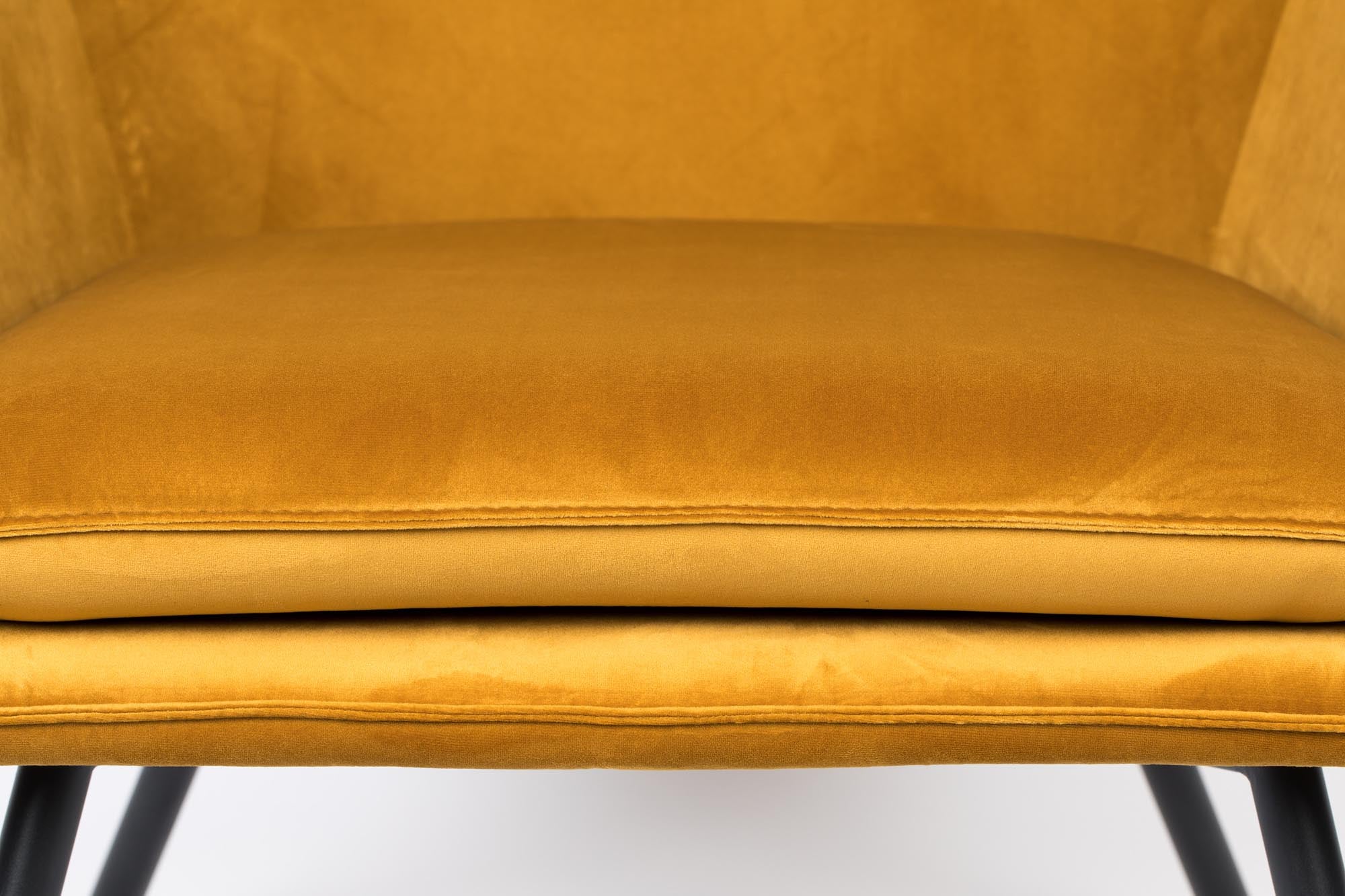 Der BON VELVET Sessel von White Label Living bietet elegantes Design und hohen Sitzkomfort, ideal für stilvolle Wohnräume.