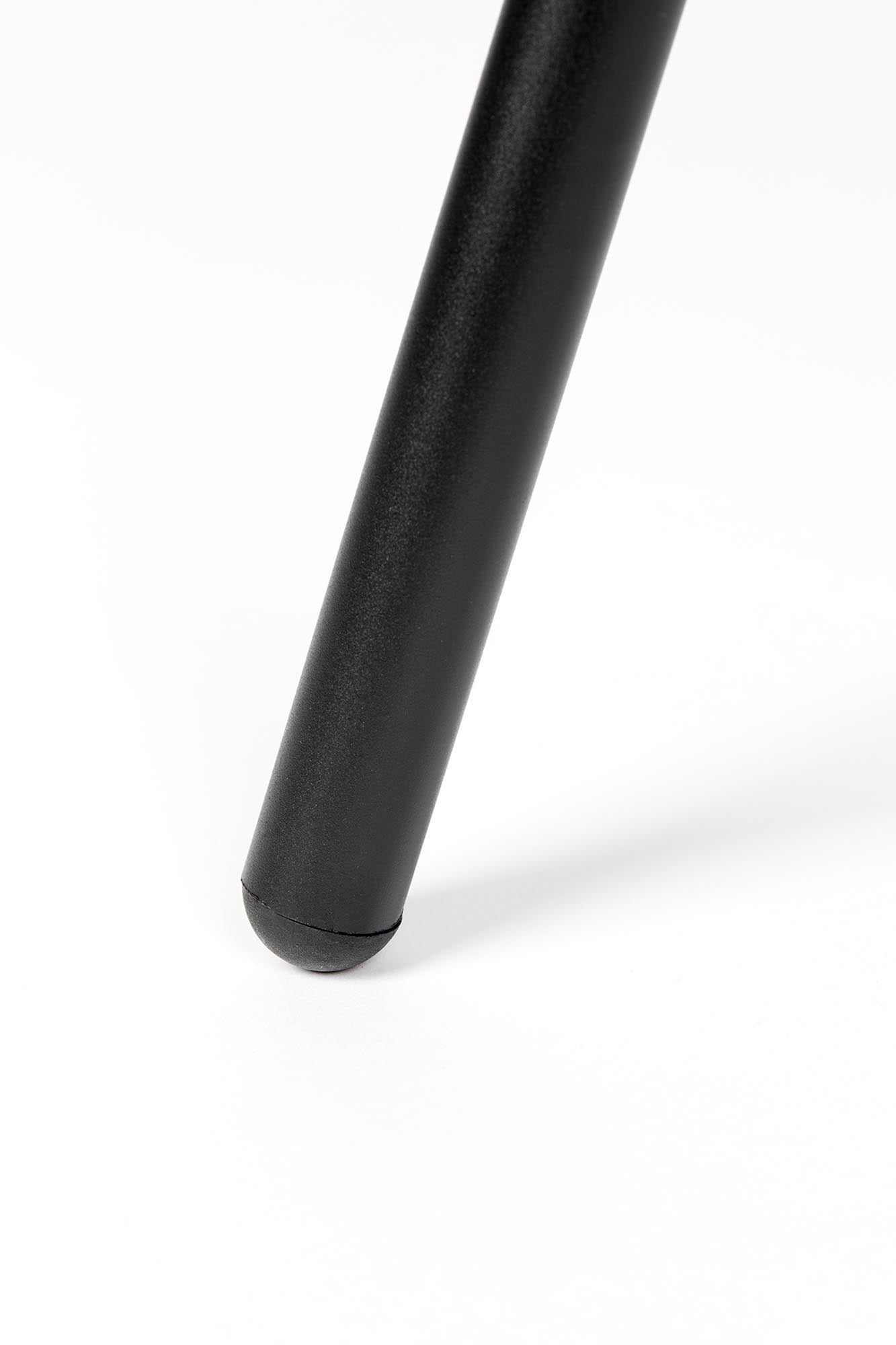 Der elegante Sessel BON VELVET bietet Komfort und Luxus in modernen Farben für stilvolle Wohnräume.