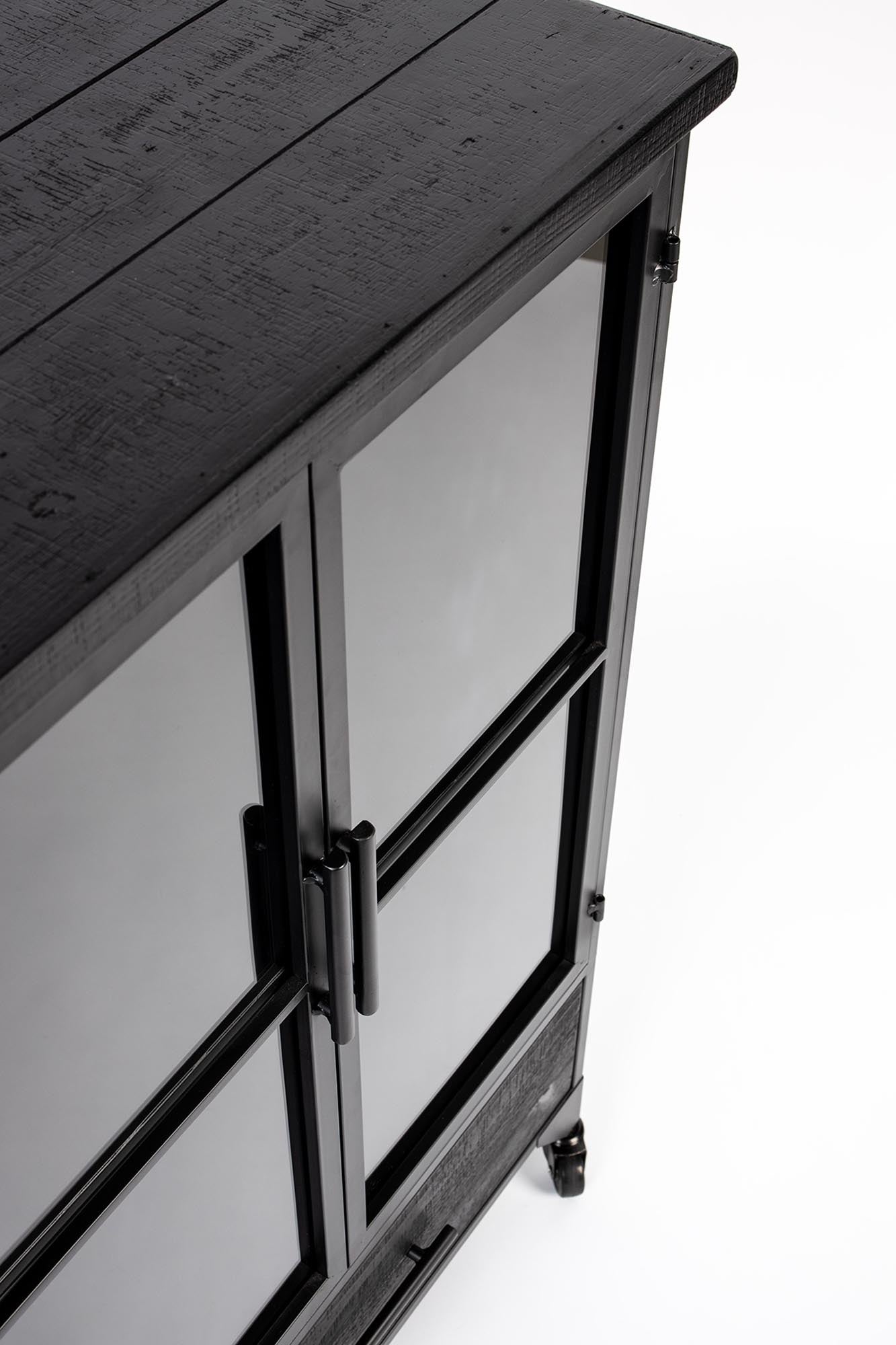 Cabinet FERRE: Eleganter Stauraum für zeitgemässe Wohnräume.