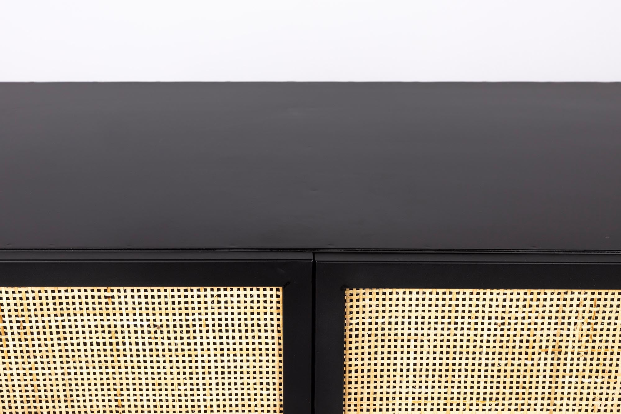 Stilvolles Guuji Cabinet Low mit 2 Türen von White Label Living.