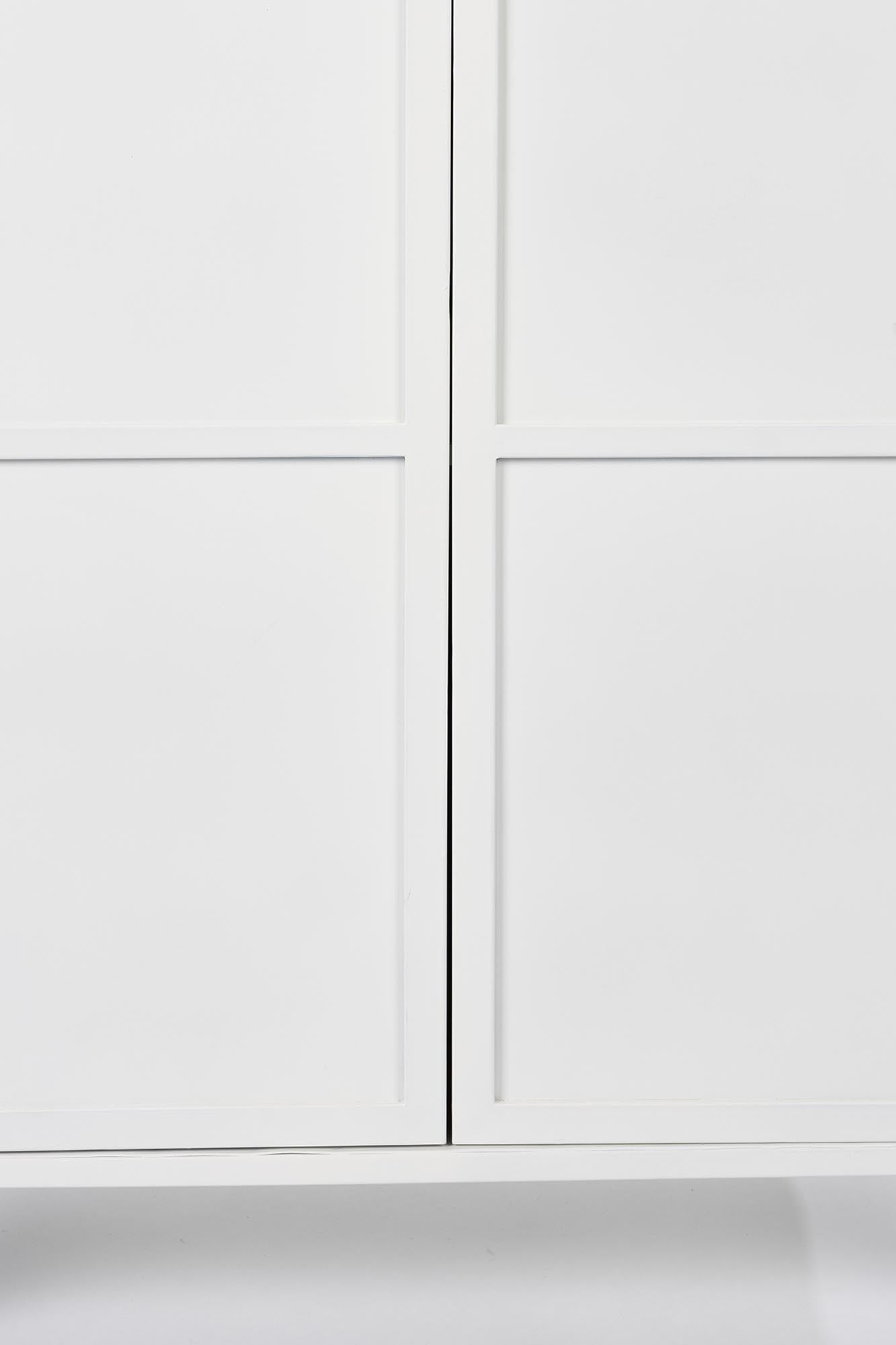 Entdecken Sie das MIYA HIGH 2türige Cabinet von White Label Living – eine elegante Kombination aus zeitgemäßem Stil und cleverer Stauraumgestaltung.