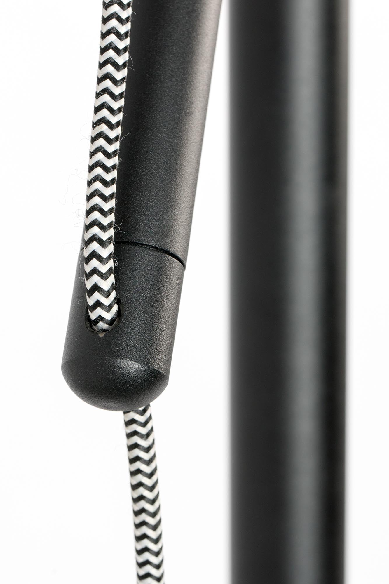 Die Stehleuchte TOKIO von White Label Living vereint modernes Design mit Funktionalität und schafft eine einladende Atmosphäre in jedem Raum.