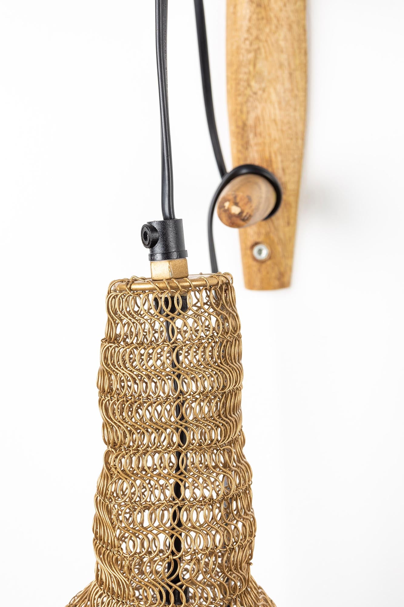 Entdecken Sie die stilvolle ALEN Wandleuchte von White Label Living – ein elegantes Lichtobjekt für Ihr Zuhause, das modernes Flair versprüht.