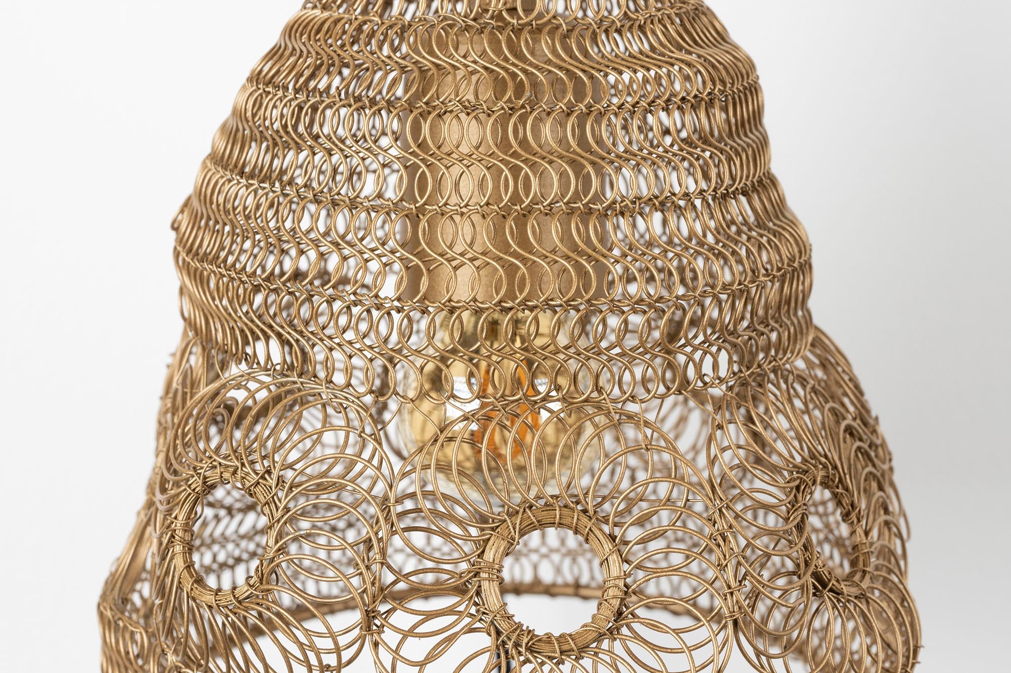 Die Wandleuchte ALEN von White Label Living: Elegantes Design in mattem Schwarz und Glas, ideal für skandinavische und industrielle Räume.