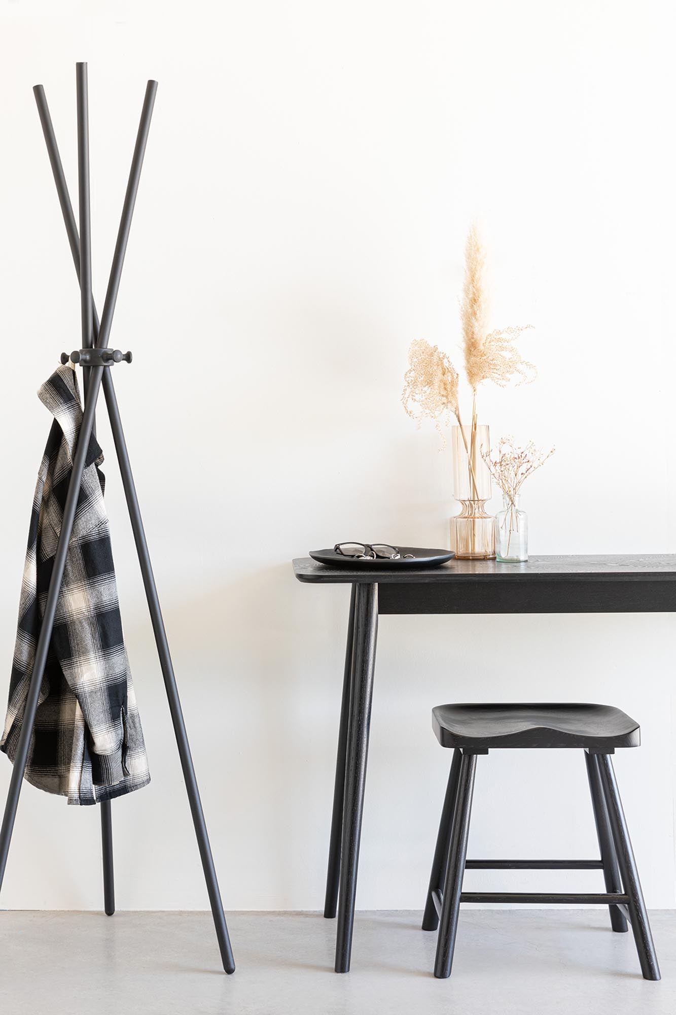 Vielseitiger Hocker VANDER von White Label Living: Stilvolles Design, hochwertige Materialien und optimaler Komfort für jedes Zuhause.