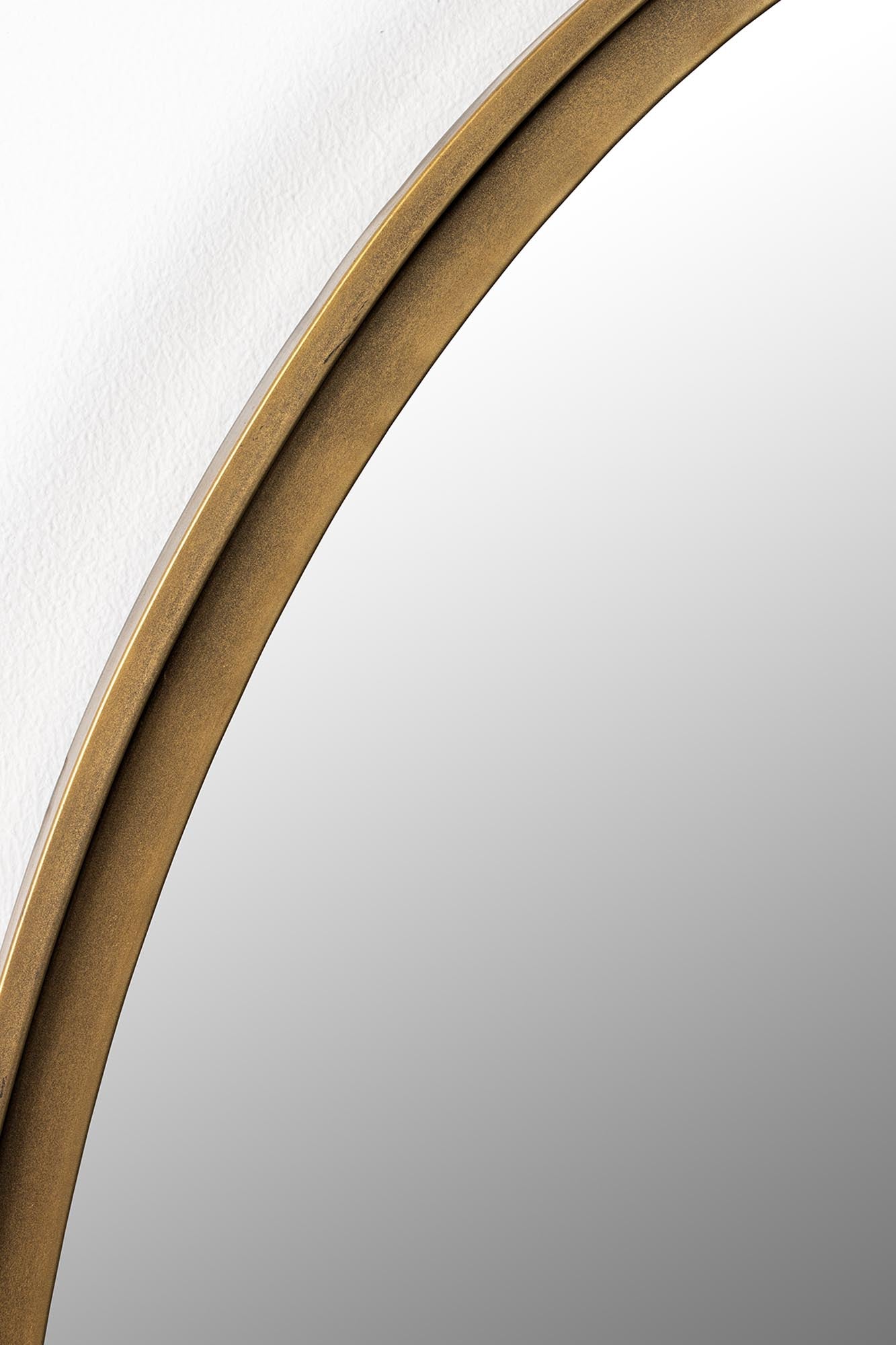 Ovaler MATZ Spiegel von White Label Living mit stilvollem Design.