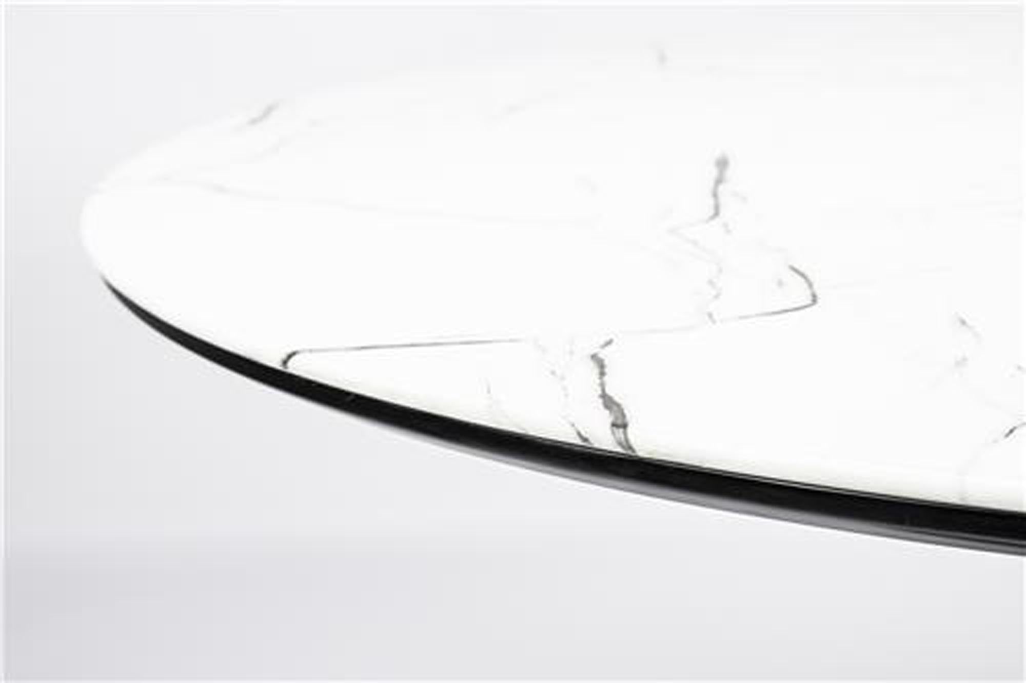 Entdecken Sie den Tisch MARU WHITE von White Label Living: Skandinavisches Design, pflegeleichte Marmoroptik und robuste Eisenbeine für gesellige Abende.