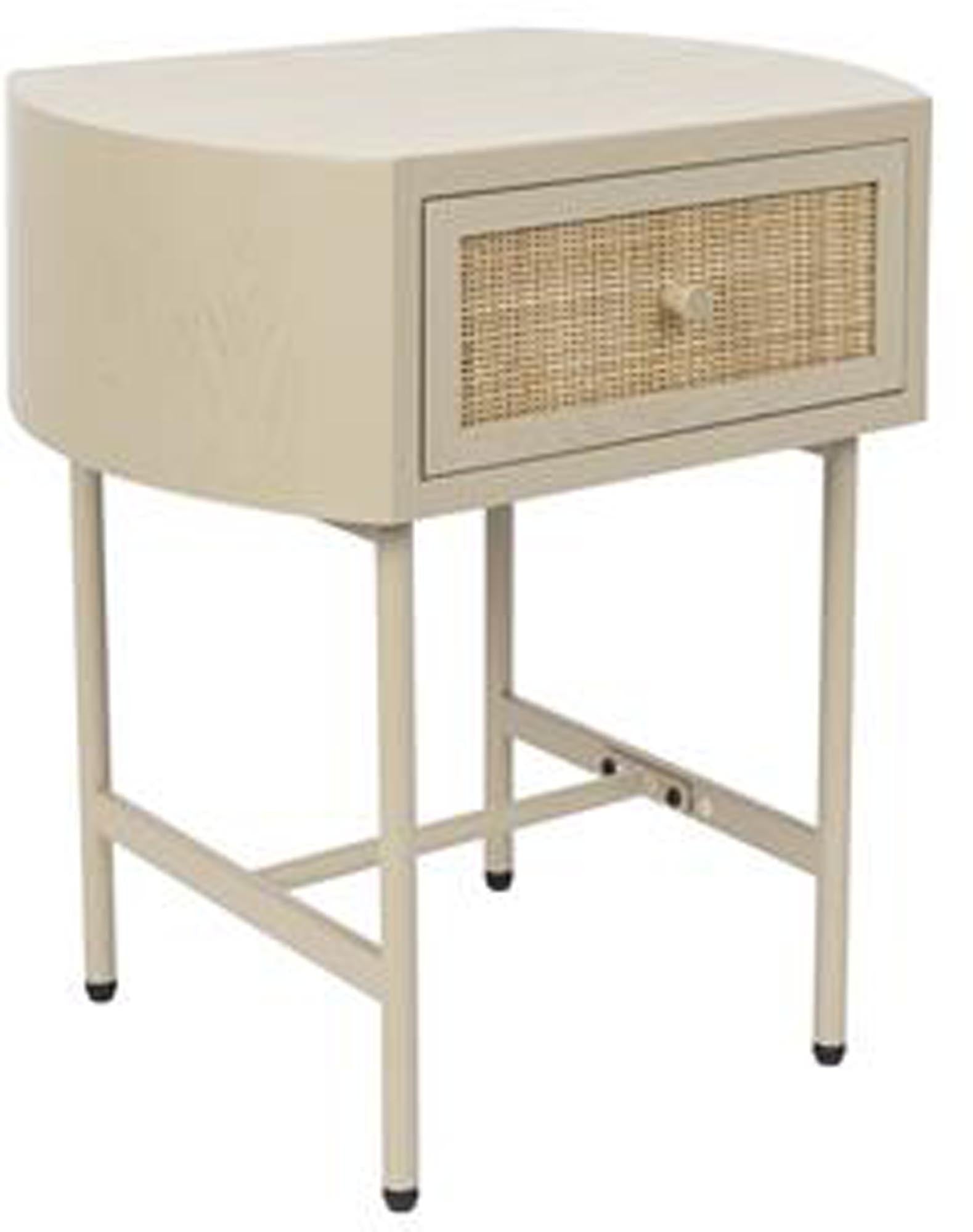 Eleganter Beistelltisch AMAYA in Beige, aus MDF & Rattan, mit Eisenbeinen. Ideal für Wohnzimmer & Schlafzimmer.