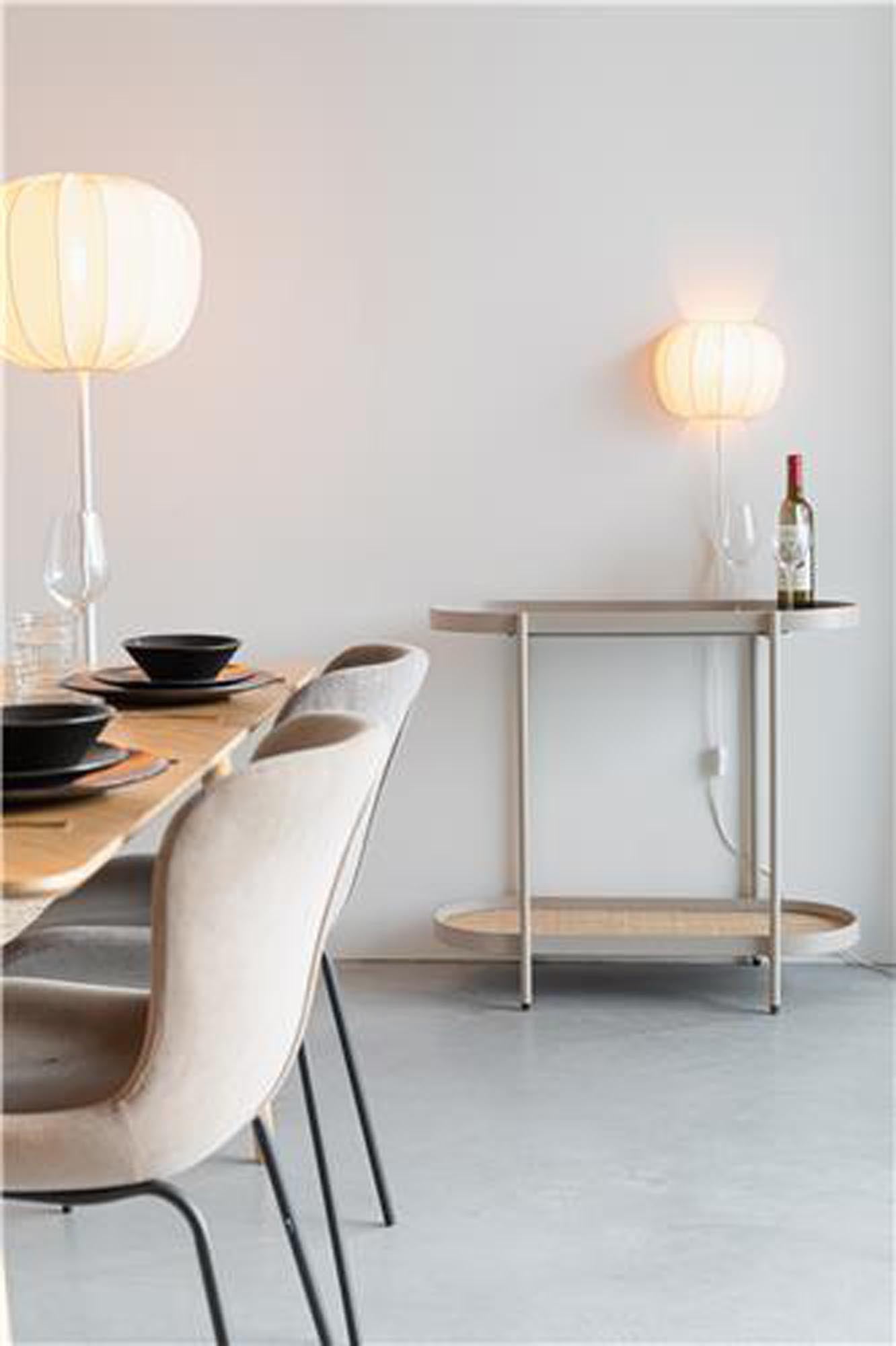 Der stilvolle Konsolentisch AMAYA von White Label Living in sanftem Beige vereint MDF, Rattan und Eisen. Ideal für jeden Raum als praktischer Schreibtisch oder Ablage.