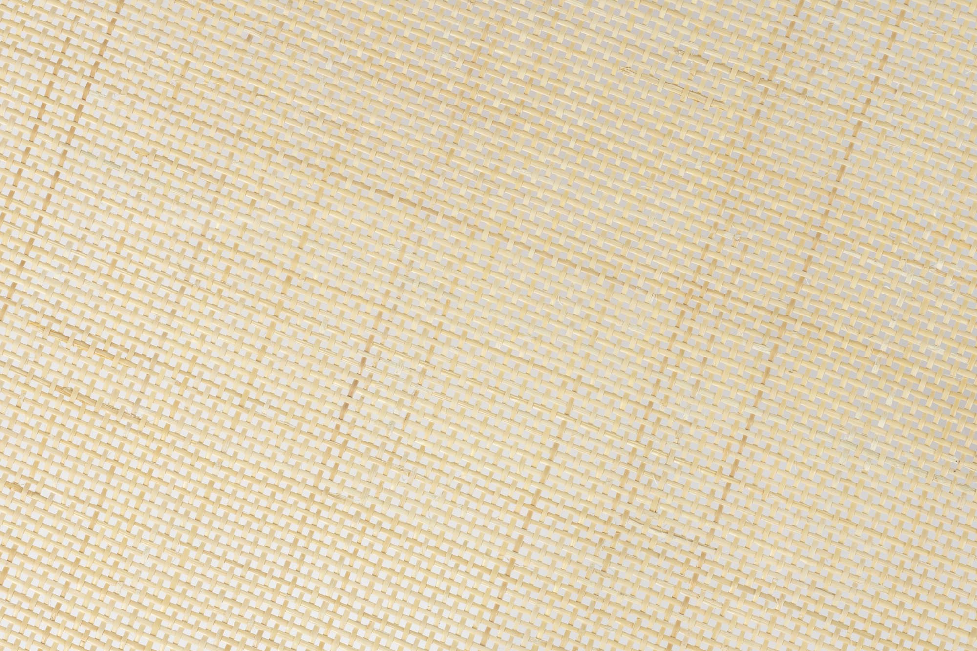 Eleganter Haru Round Tisch: Eiche trifft auf Rattan-Design.