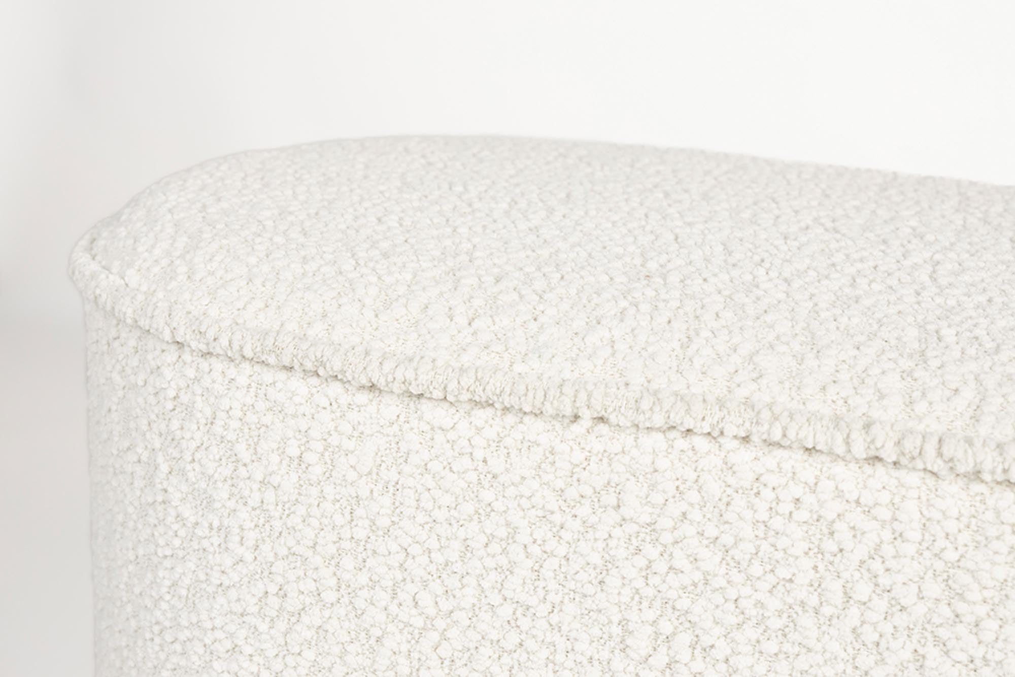 Elegante Bank Marcos aus Kiefernholz für modernes Wohndesign.