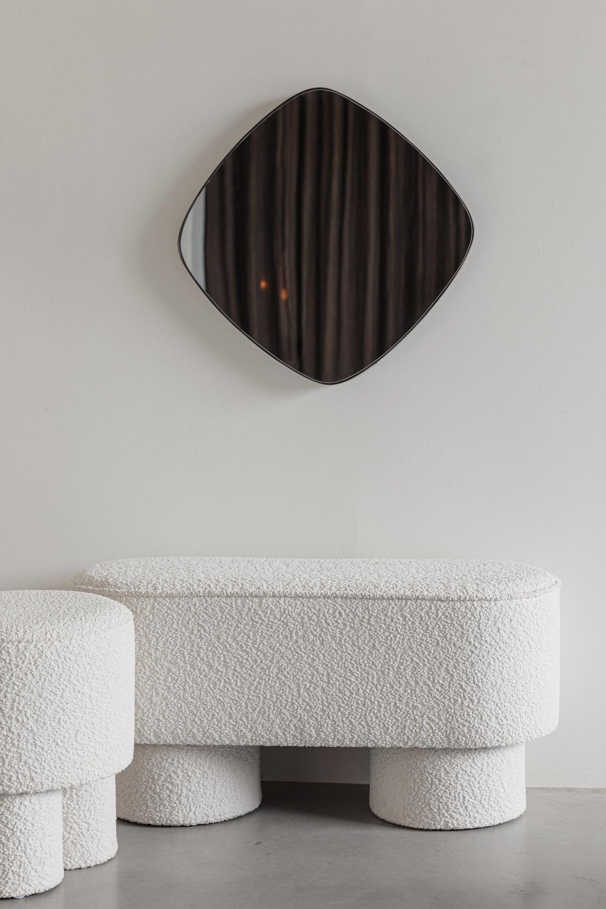 Bank Marcos in Weiss präsentiert im Onlineshop von KAQTU Design AG. Sitzbank ist von White Label Living