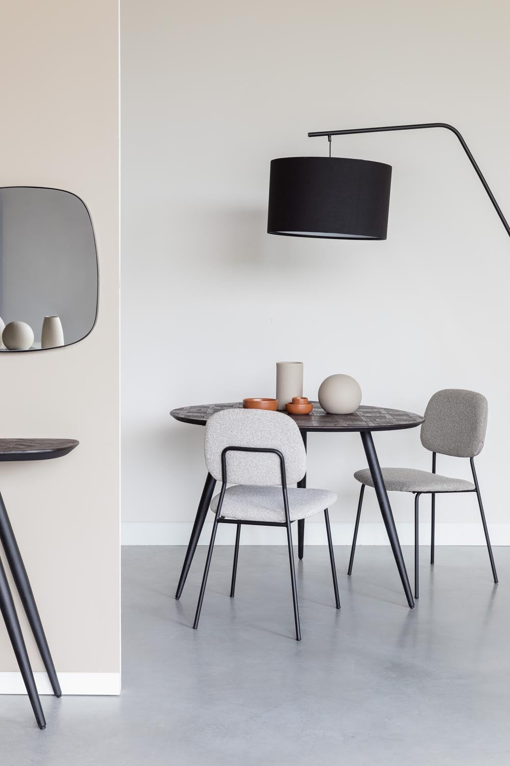 Stilvoller runder Esstisch aus recyceltem Teakholz von White Label Living. Ideal für gesellige Runden und nachhaltiges Wohnen.