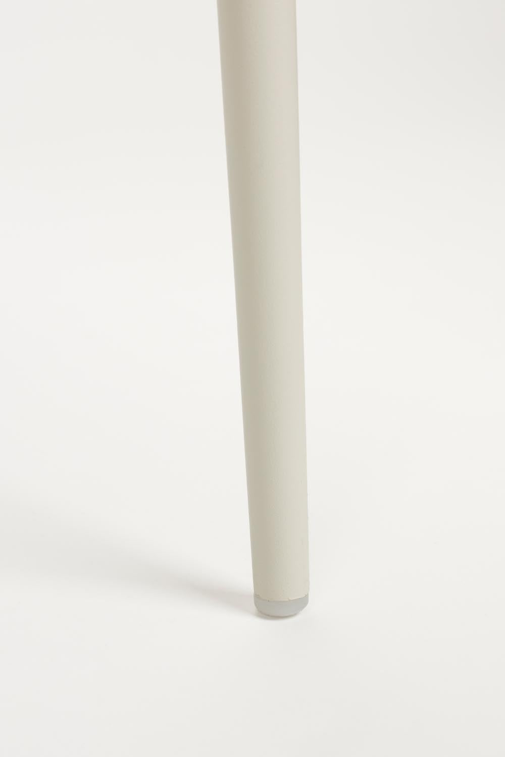 Eleganter Jeffrey White Stuhl: Komfort trifft auf zeitlose Ästhetik.