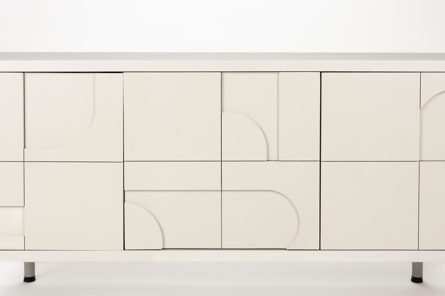Elegantes Sideboard Funk: Funktionalität trifft auf modernes Design.