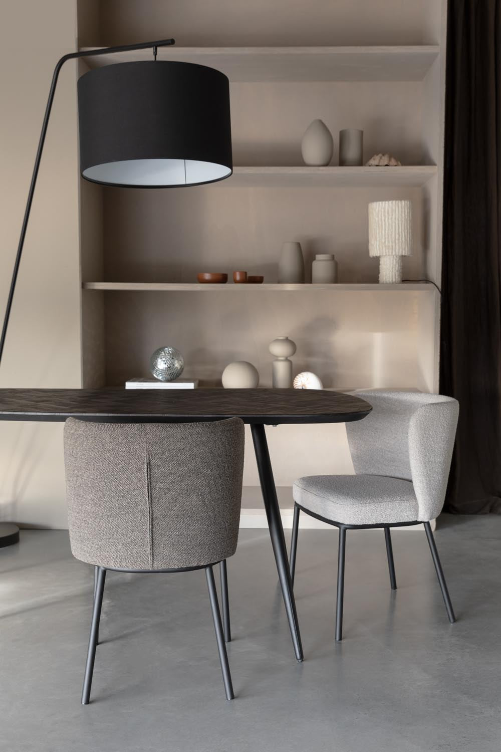 Eleganter Webster Esstisch aus recyceltem Teakholz mit robusten Eisenbeinen. Ideal für stilvolle Essbereiche und gesellige Runden.