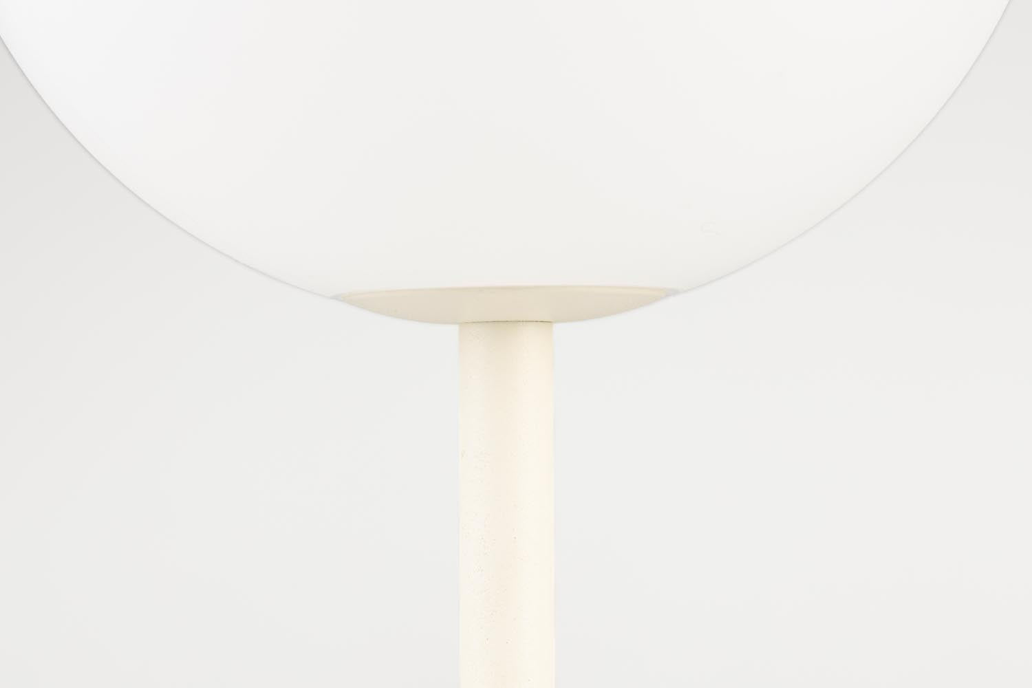 Elegante Tischlampe Hub Beige: Perfekte Beleuchtung für jeden Raum.