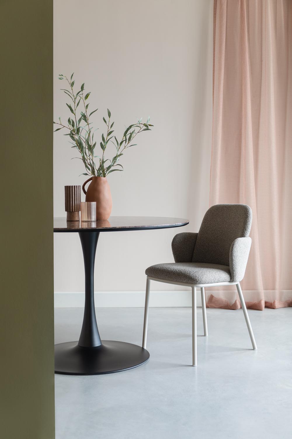 Eleganter Sessel Jerrico in stilvollem Braun-Beige von White Label Living. Ideal für Wohn- und Arbeitszimmer, vereint Komfort und Design.