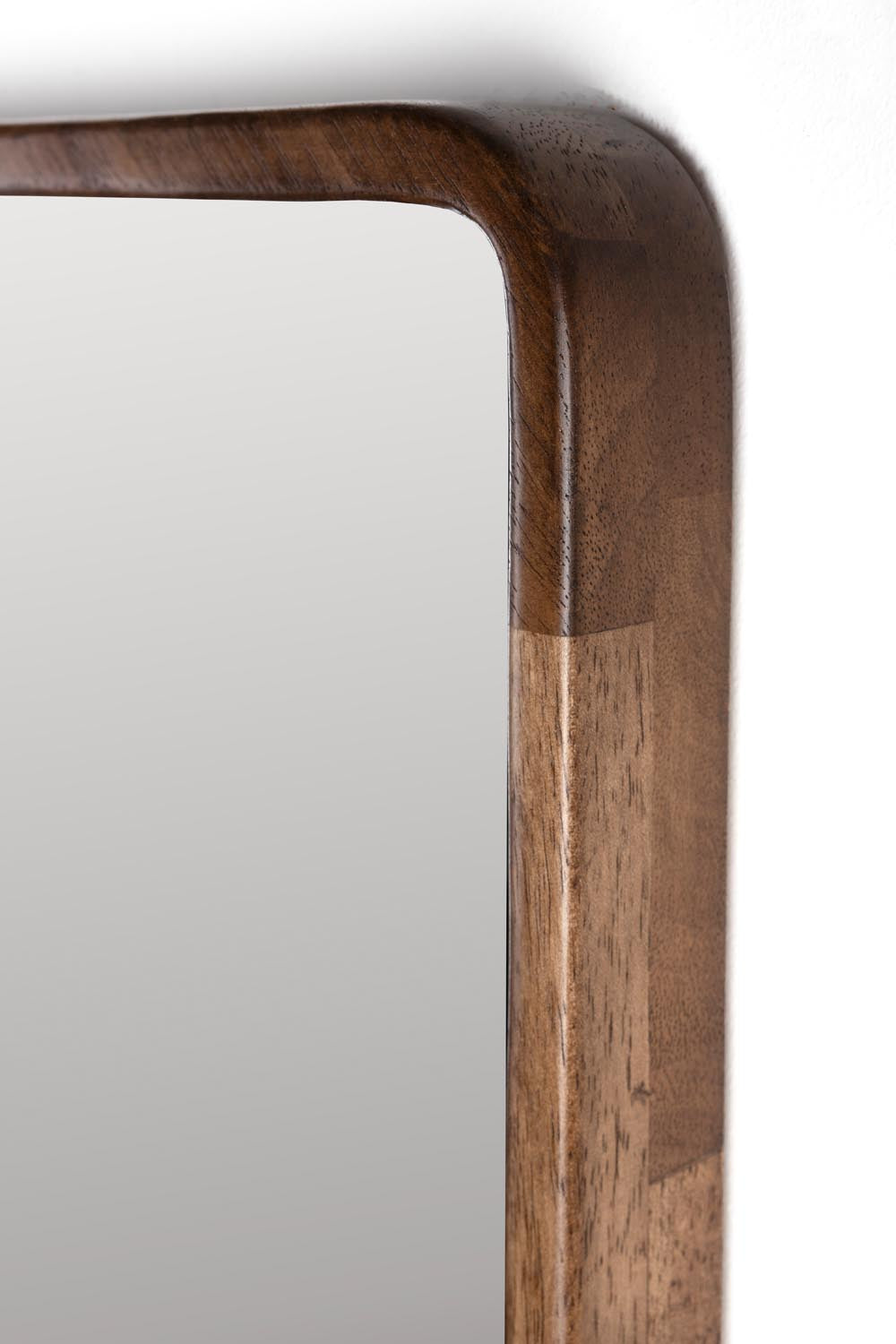 Stilvoller Nyko Spiegel L mit Rahmen aus edlem Gummibaumholz.