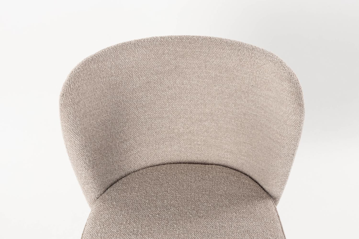 Guus Stuhl Beige: Eleganter Schalenstuhl mit ergonomischer Form, weichem Bouclé-Stoff und stabilen Metallbeinen – perfekt für Esszimmer und Büros.