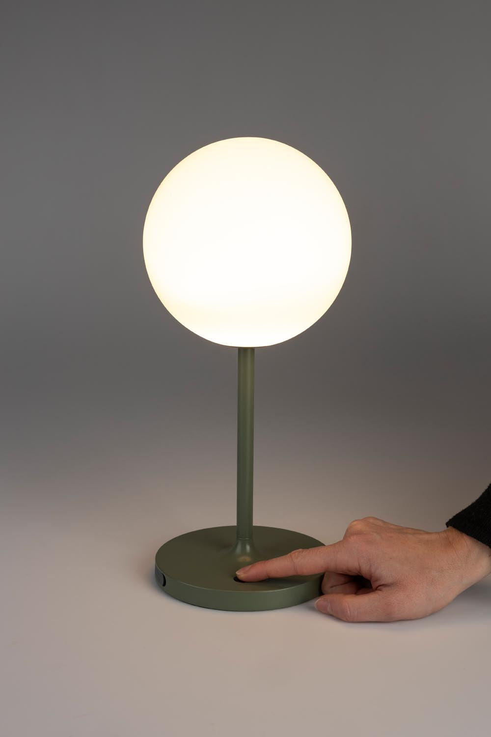 Moderne Tischlampe Hub in Grün von White Label Living – perfektes Licht für jeden Raum, vereint Eleganz und Funktionalität.