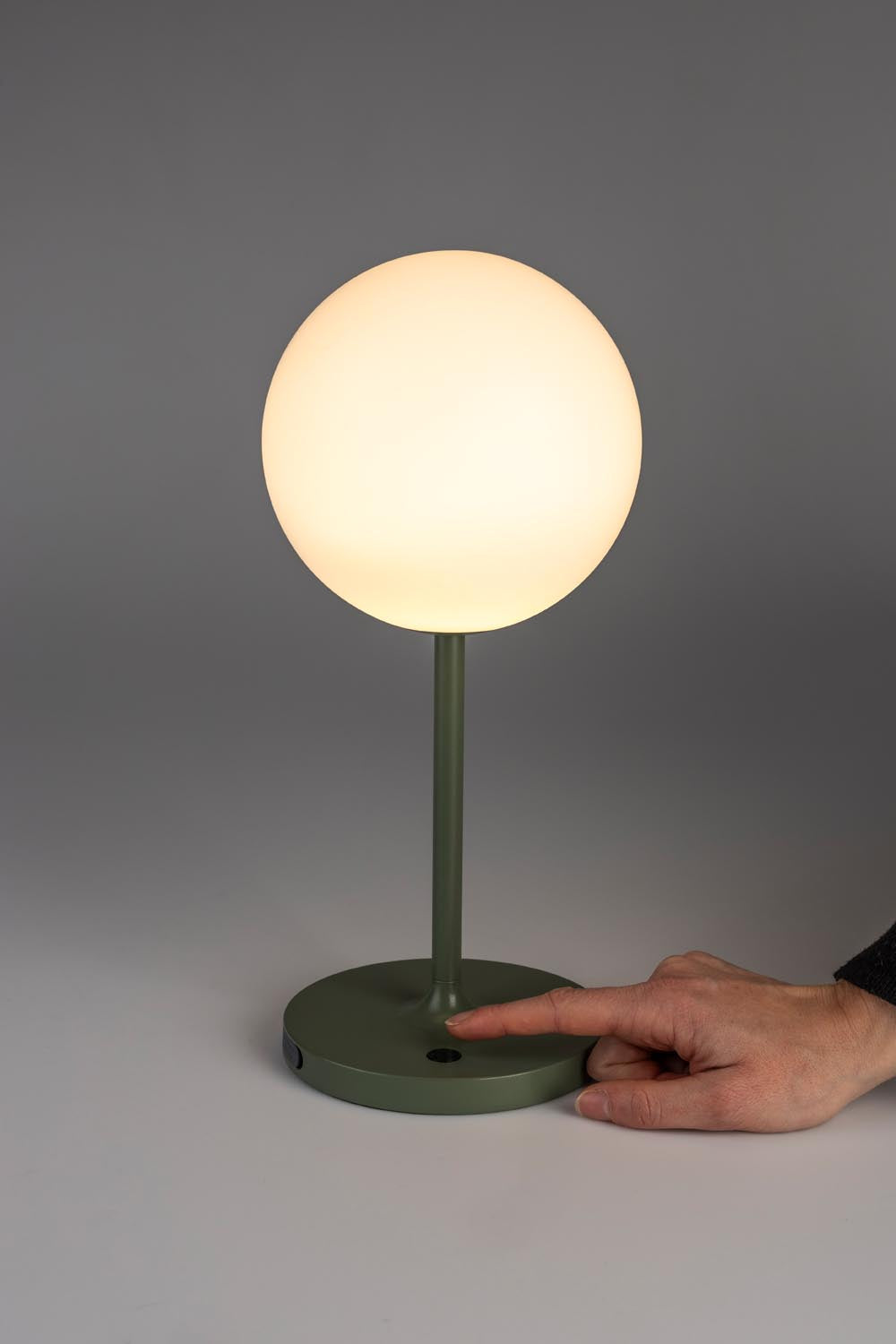 Elegante Tischlampe Hub in Grün von White Label Living – ideal für Büro und Wohnzimmer, vereint modernes Design mit Funktionalität.