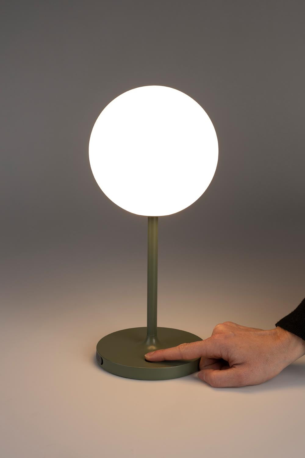 Elegante Tischlampe in Grün von White Label Living – ideal für stilvolle Akzente im Büro oder Wohnzimmer.