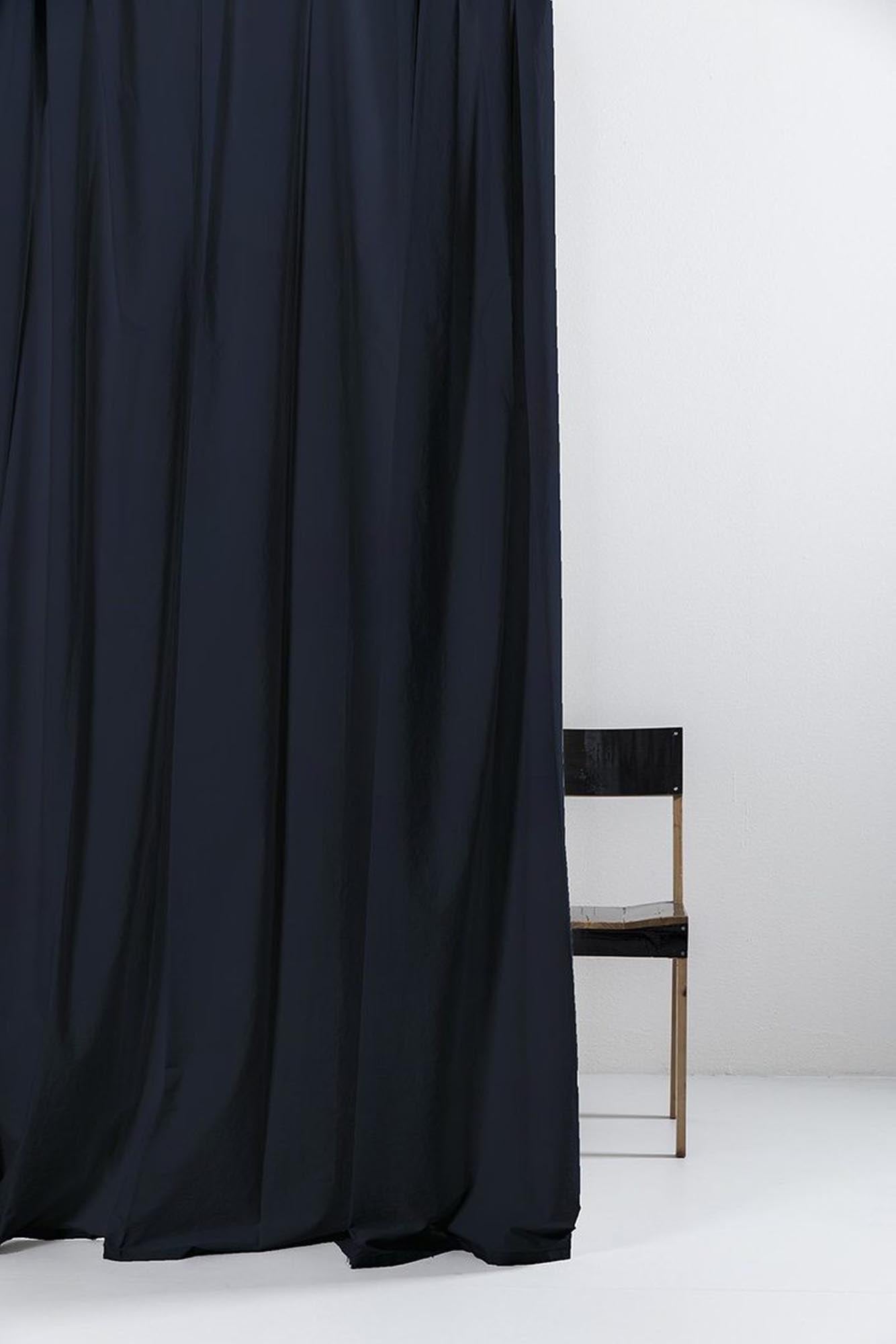 Hochwertiger blauer Baumwollvorhang von ZigZagZurich, handgefertigt in Italien. Ideal für stilvolle Fensterdekoration und optimalen Lichtschutz.