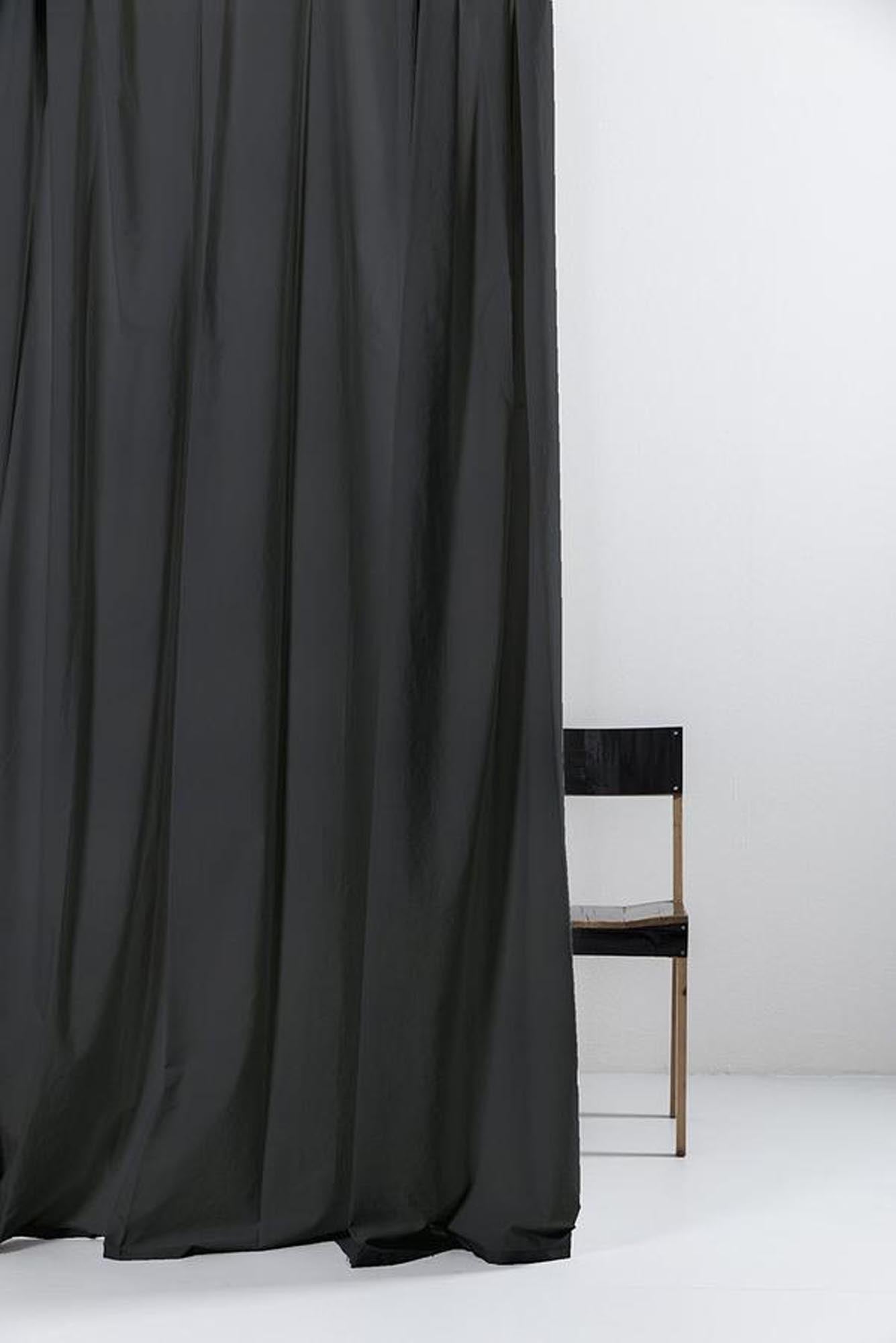 Eleganter grauer Vorhang aus feiner ägyptischer Baumwolle, handgefertigt in Italien. Ideal für stilvolle Fensterdekoration und optimalen Lichtschutz.