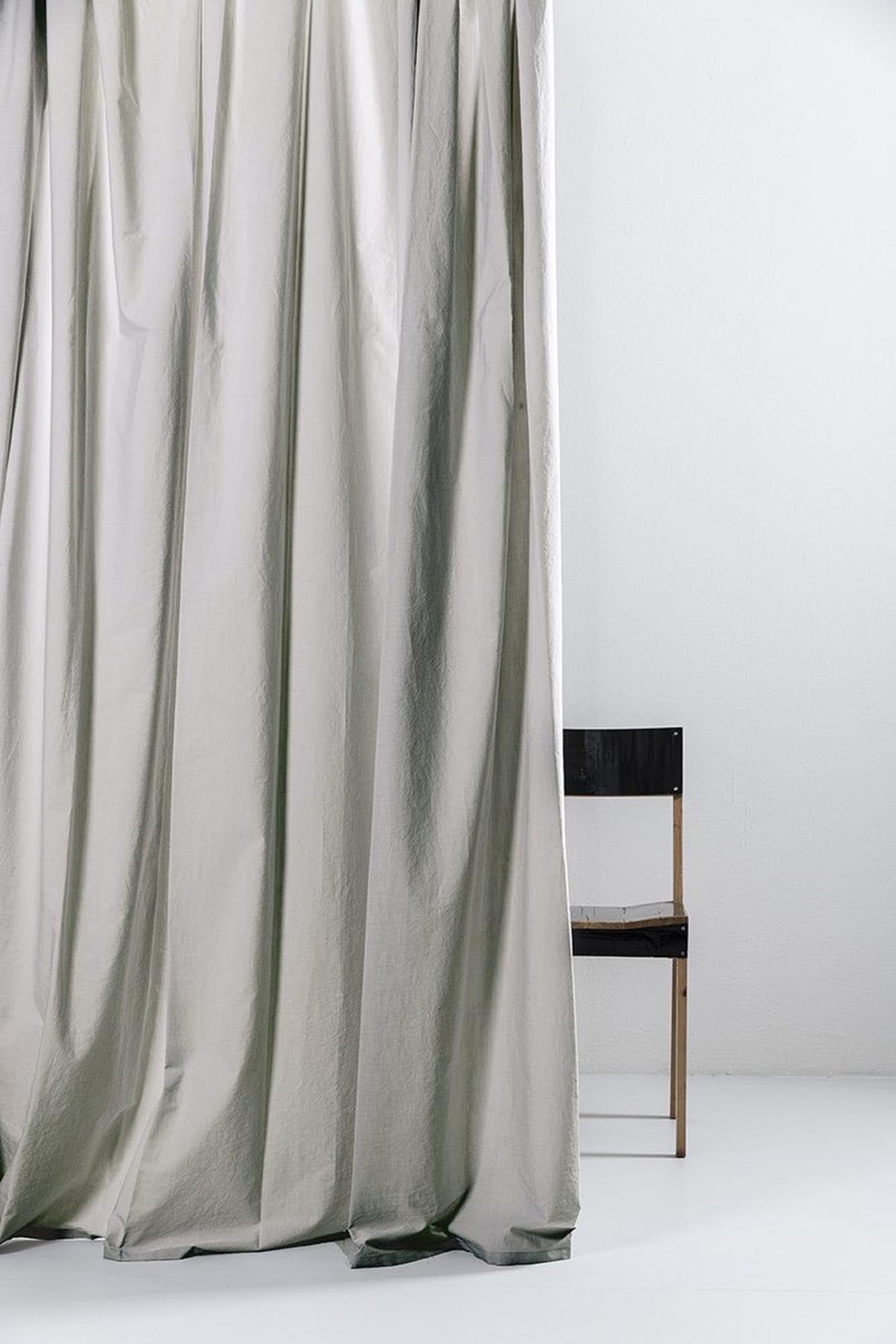 Eleganter grauer Vorhang aus hochwertiger ägyptischer Baumwolle, handgefertigt in Italien. Ideal für stilvolle Fensterdekoration und optimalen Lichtschutz.