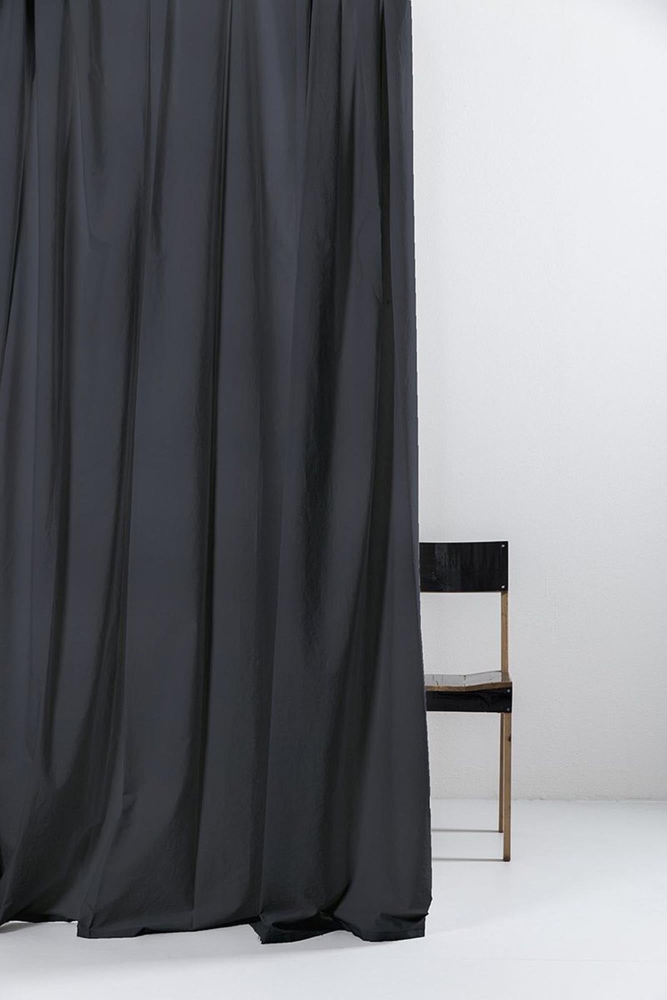 Eleganter blauer Vorhang aus feiner ägyptischer Baumwolle, handgefertigt in Italien. Ideal für stilvolle Fensterdekoration und optimalen Lichtschutz.