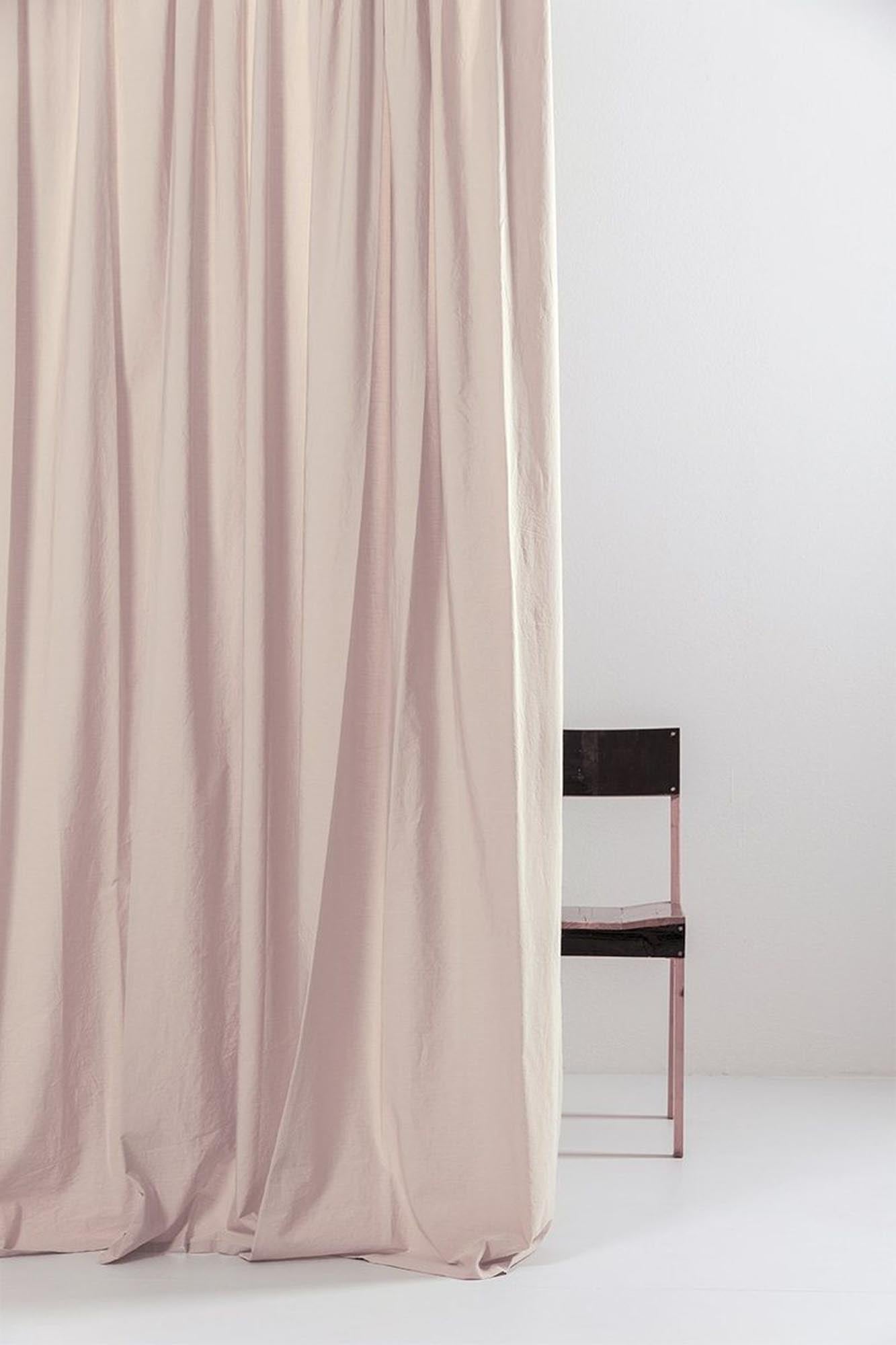 Eleganter rosa Vorhang aus hochwertiger ägyptischer Baumwolle von ZigZagZurich – ideal für stilvolle Wohnräume.