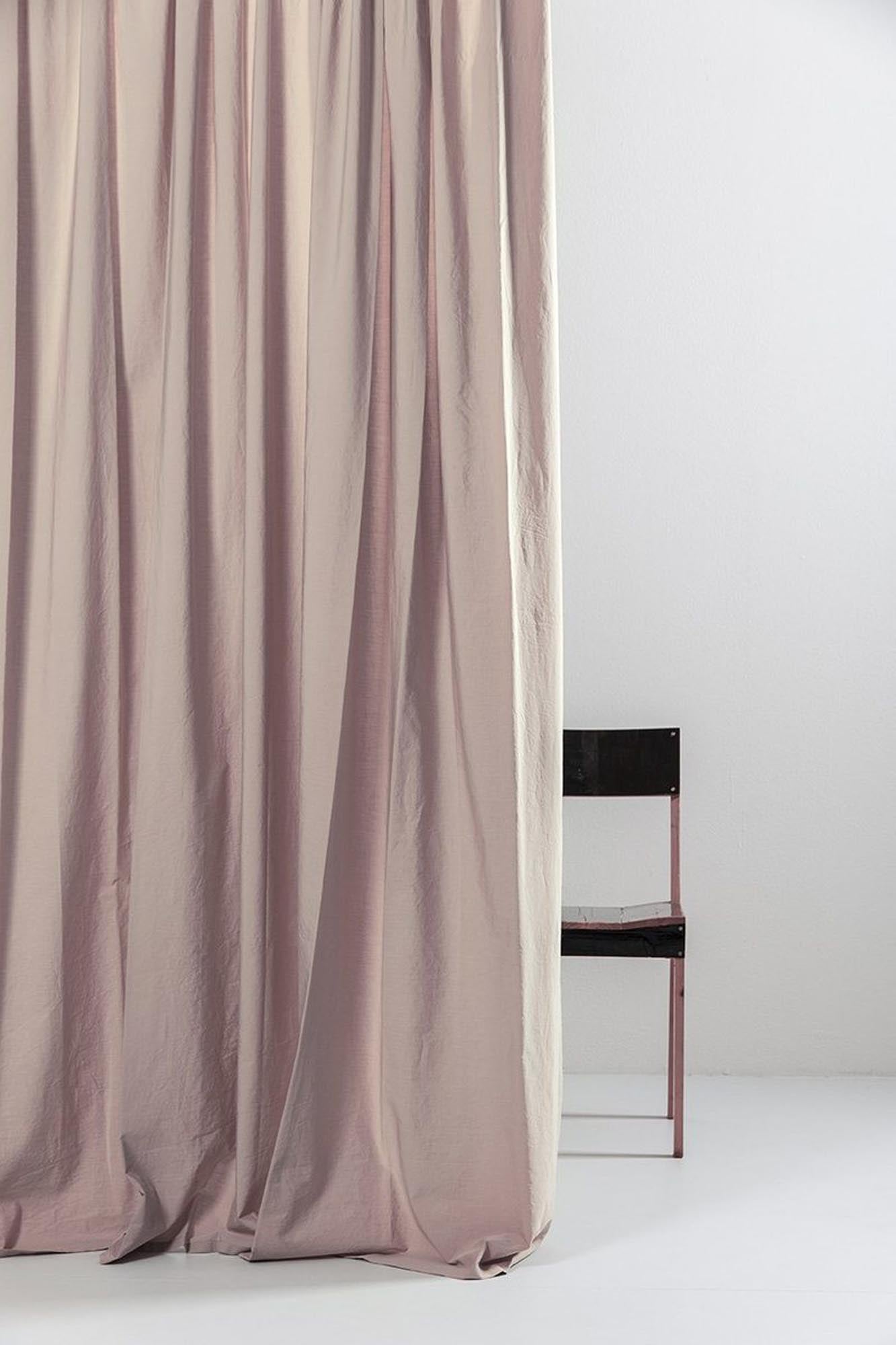 Eleganter rosa Vorhang aus ägyptischer Baumwolle von ZigZagZurich. Perfekt für eine stilvolle Raumgestaltung mit einzigartiger Struktur und Lichtdurchlässigkeit.