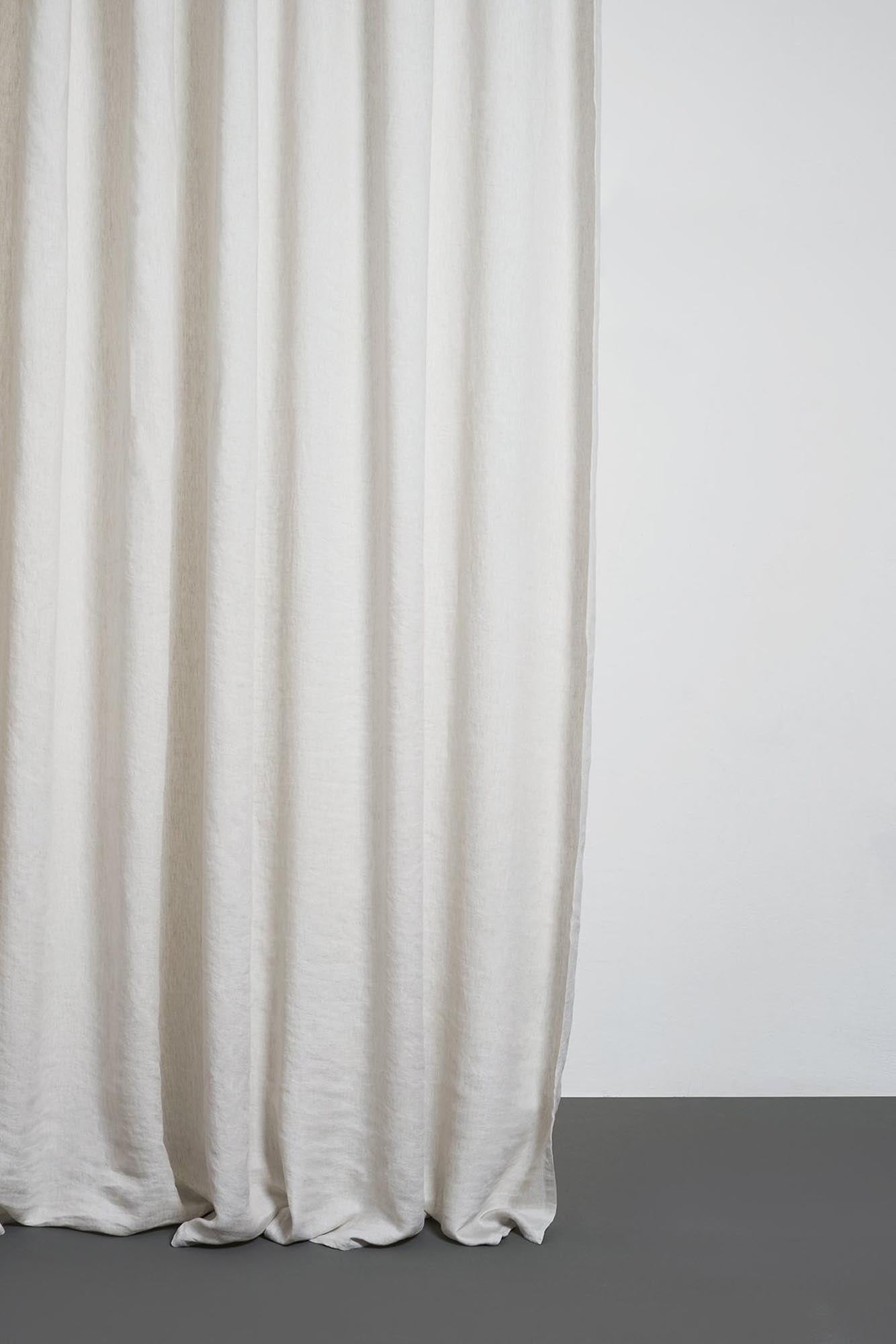 Entdecken Sie den eleganten Zweifarbigen Vorhang von ZigZagZurich, gefertigt aus stonewashed Naturleinen für einen stilvollen Look.