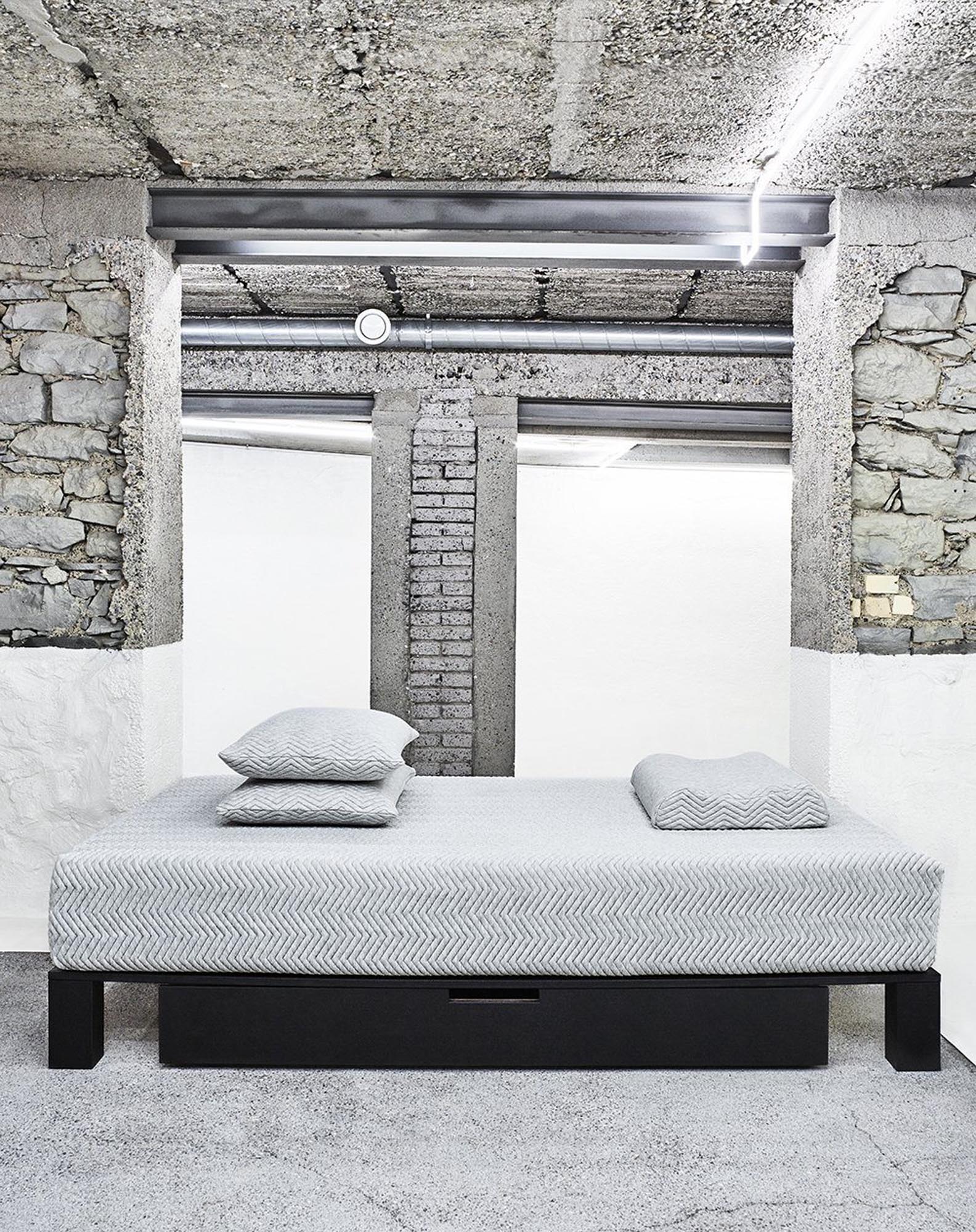 Erleben Sie mit der Smart Foam Sleep Matratze von ZigZagZurich ultimativen Schlafkomfort und optimale Körperanpassung für tiefen, regenerativen Schlaf.