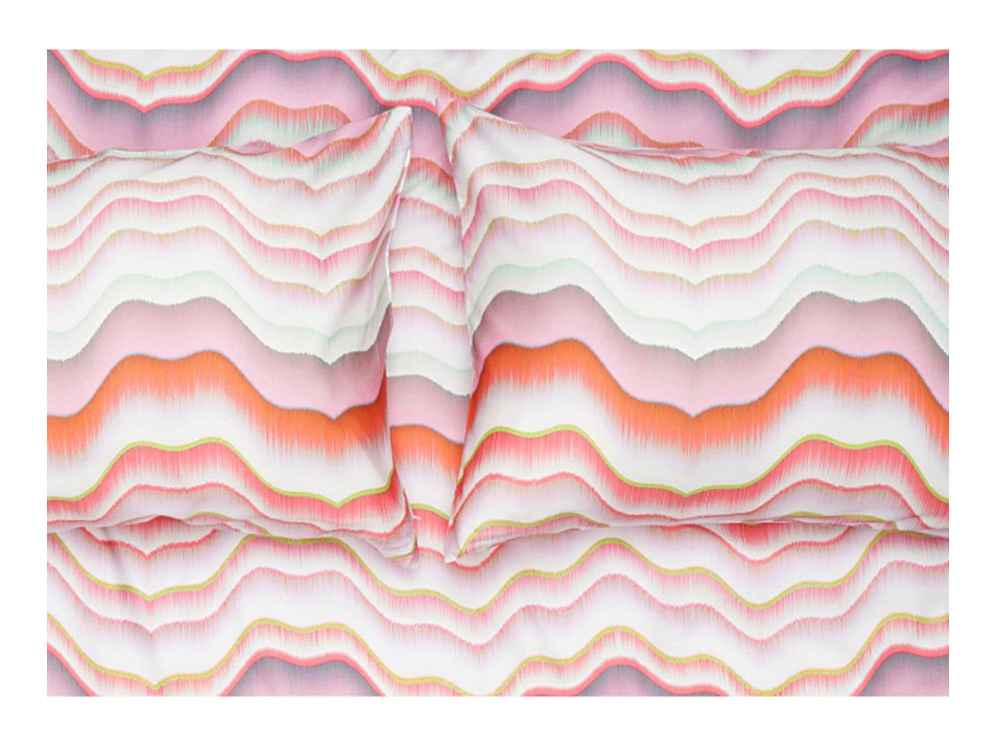 Entdecken Sie den Kissenbezug Lifeline von ZigZagZurich – ein stilvolles Satin-Accessoire, das jedem Raum Eleganz verleiht.