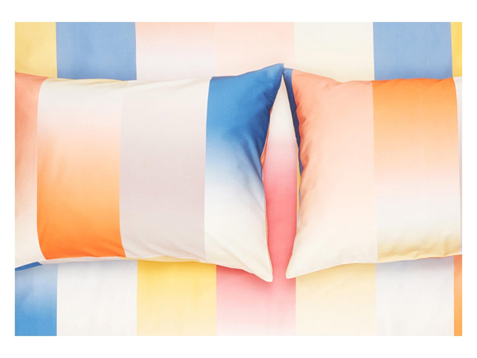 Ikat Kissenbezug von ZigZagZurich: Eleganz und Handwerkskunst vereint.