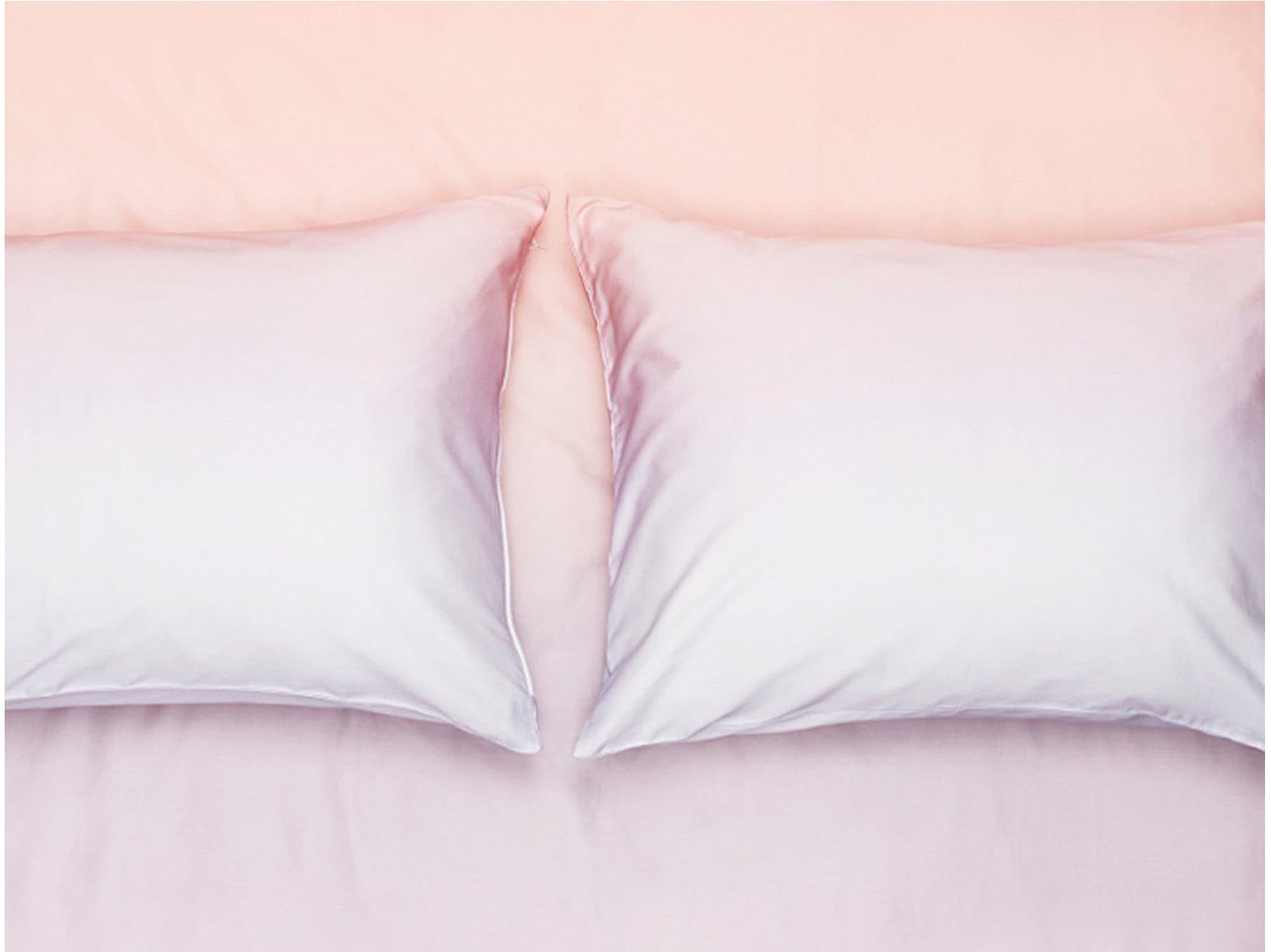 Entdecken Sie den stilvollen Kissenbezug Gradation von ZigZagZurich, der mit sanften Farbverläufen in Pastell für ein modernes Ambiente sorgt.