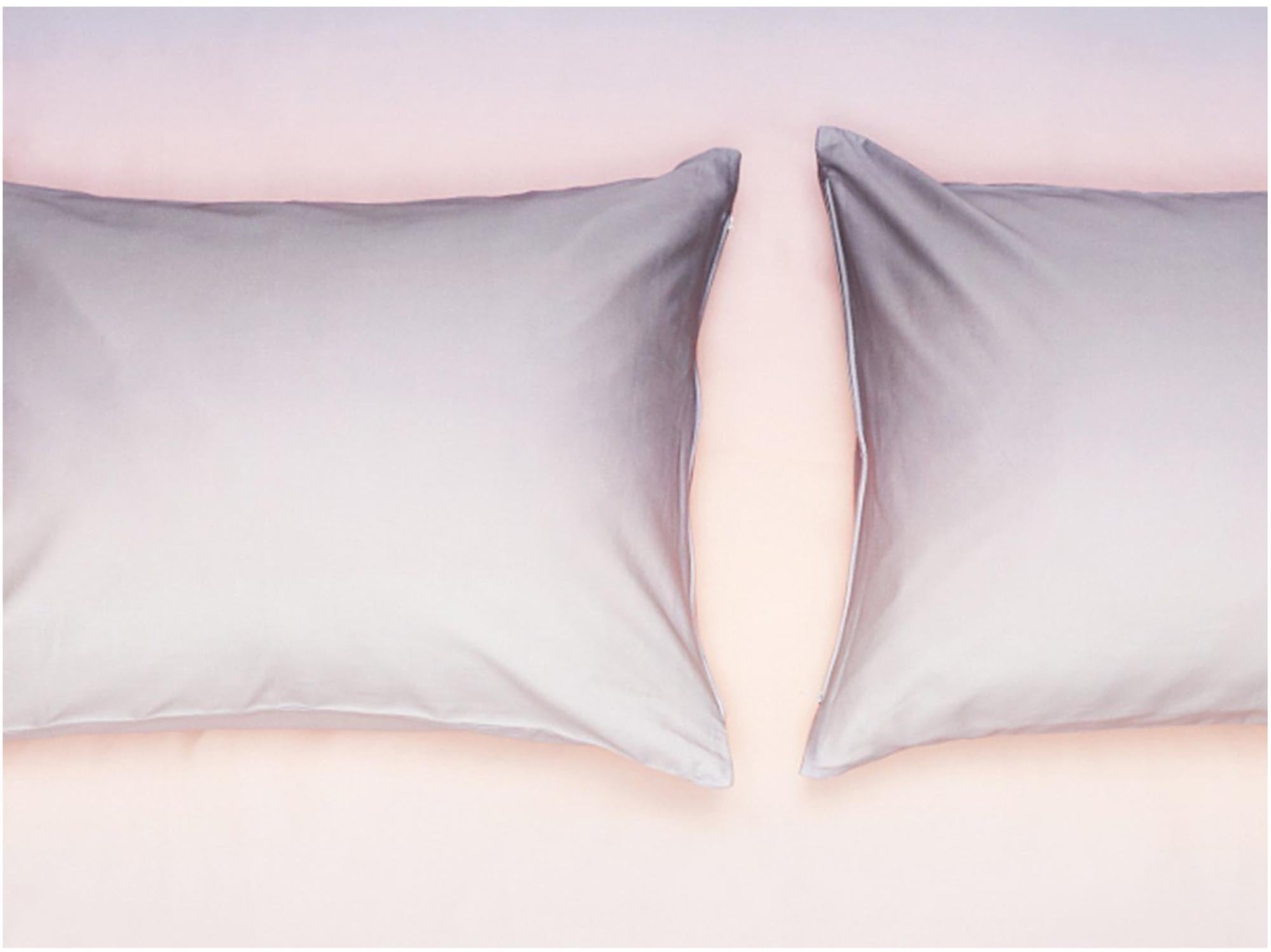 Hochwertiger Kissenbezug Genesis von ZigZagZurich, aus feiner Baumwolle, mit einzigartigem Design und moderner Ästhetik.