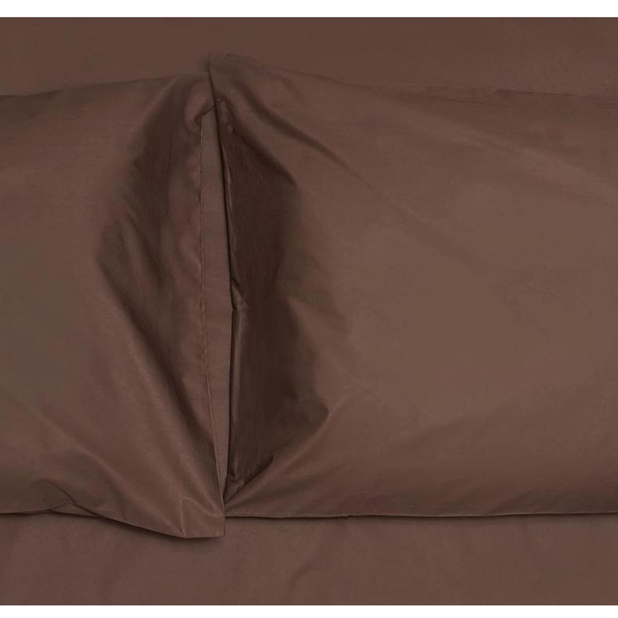 Erleben Sie den stilvollen Kissenbezug aus edlem Perkal von ZigZagZurich, der mit seiner atmungsaktiven Baumwolle für erholsame Nächte sorgt.