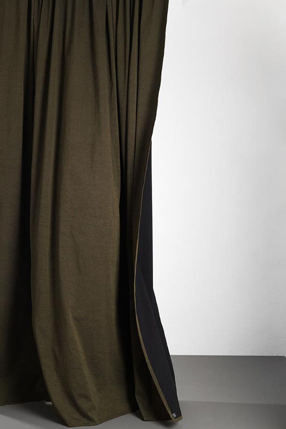 Baumwollvorhang Belize in Olivgrün / Schwarz präsentiert im Onlineshop von KAQTU Design AG. Vorhang ist von ZigZagZurich