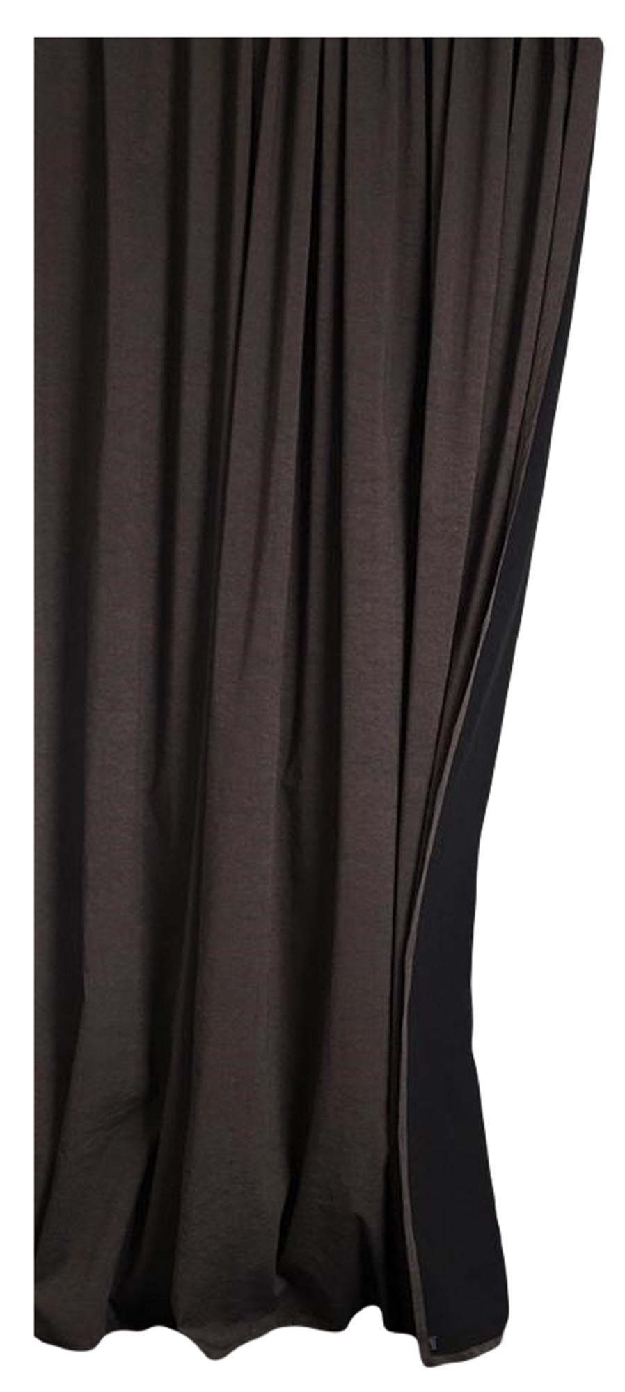 Baumwollvorhang Belize in Maronbraun / Schwarz präsentiert im Onlineshop von KAQTU Design AG. Vorhang ist von ZigZagZurich