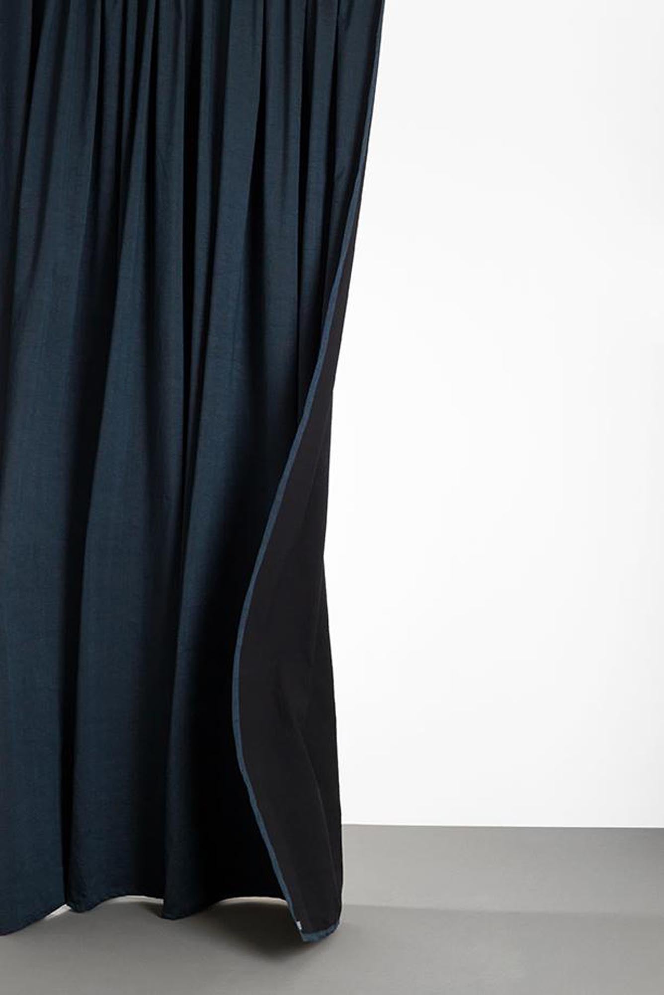 Baumwollvorhang Belize in Denim Blau / Schwarz präsentiert im Onlineshop von KAQTU Design AG. Vorhang ist von ZigZagZurich