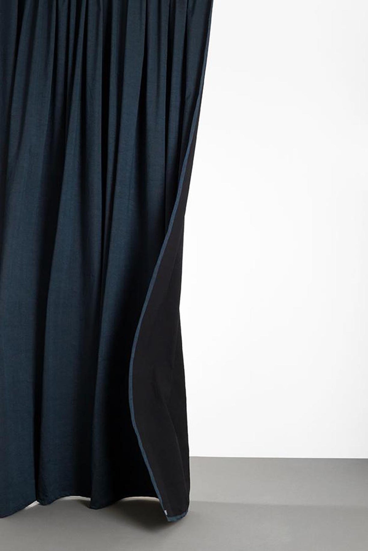 Baumwollvorhang Belize in Schwarz / Denim Blau präsentiert im Onlineshop von KAQTU Design AG. Vorhang ist von ZigZagZurich