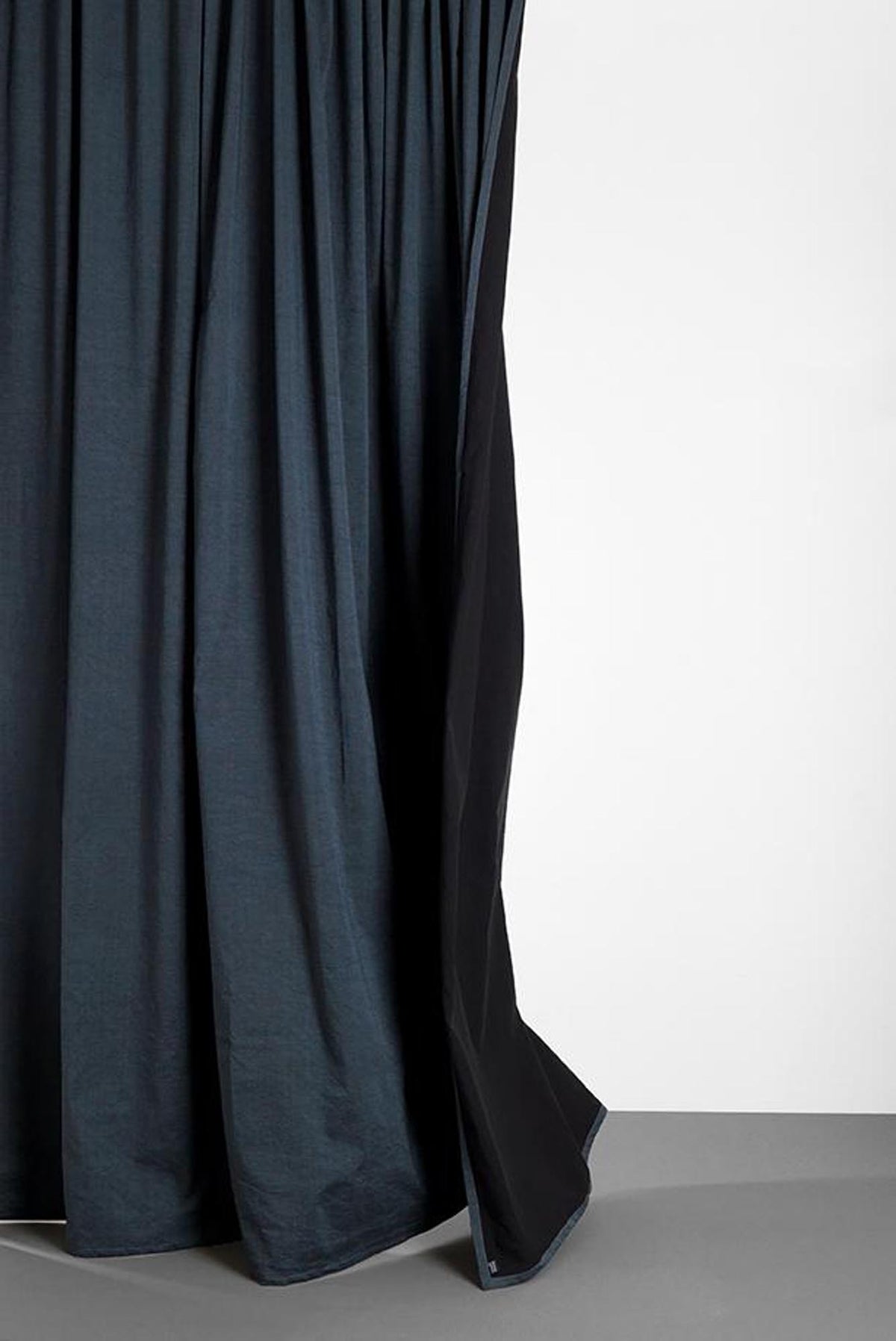 Baumwollvorhang Belize in Blau / Schwarz präsentiert im Onlineshop von KAQTU Design AG. Vorhang ist von ZigZagZurich