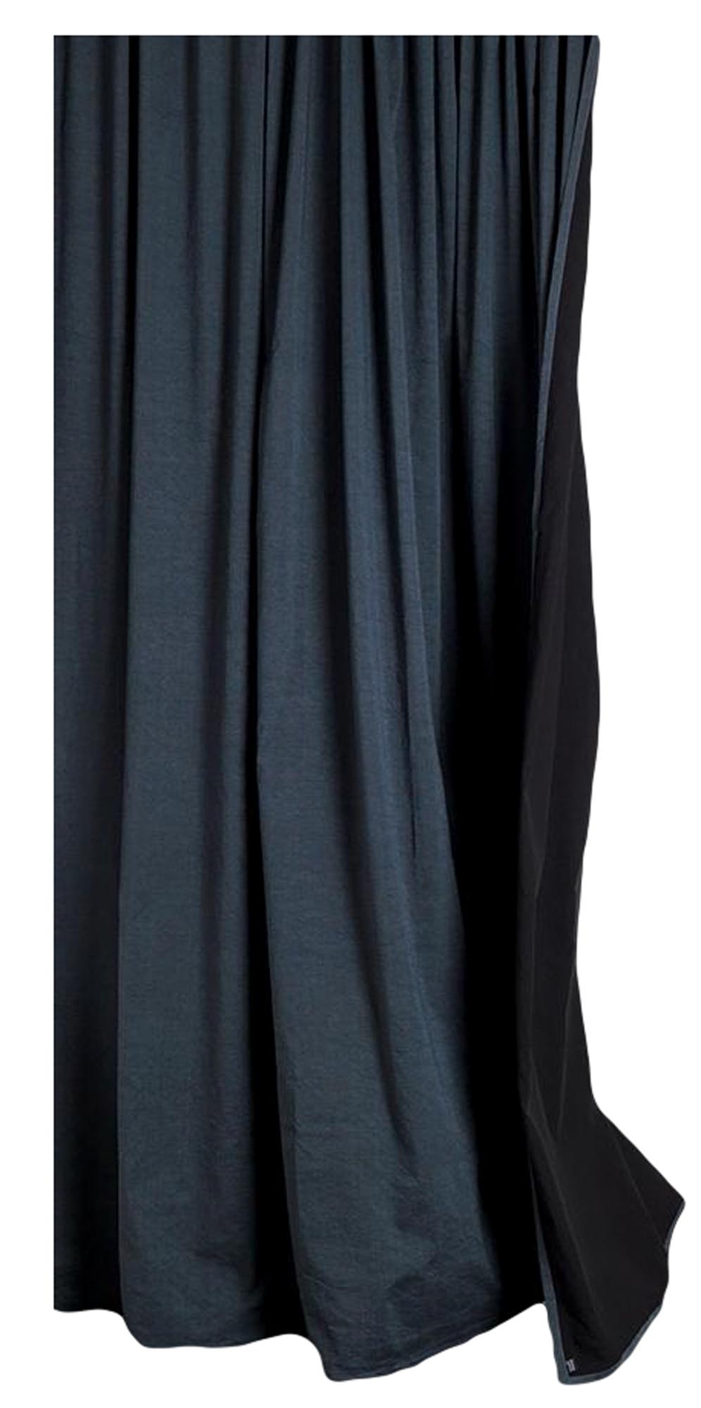 Baumwollvorhang Belize in Blau / Schwarz präsentiert im Onlineshop von KAQTU Design AG. Vorhang ist von ZigZagZurich
