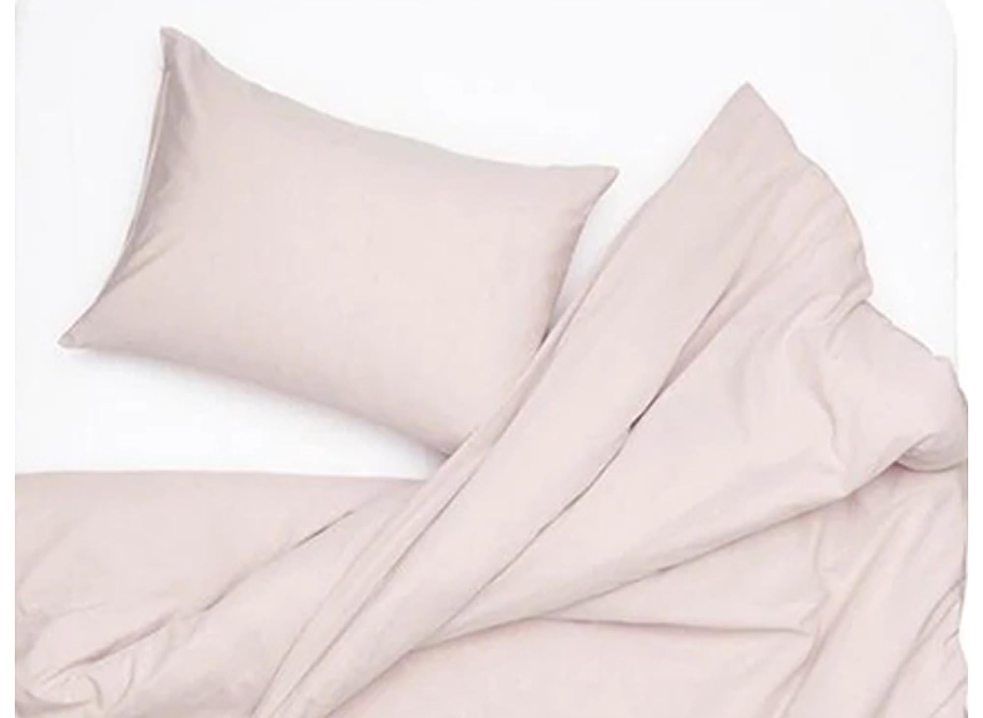 Entdecken Sie den eleganten Kissenbezug Vintage von ZigZagZurich, gefertigt aus edler ägyptischer Baumwolle für höchsten Komfort und Stil.