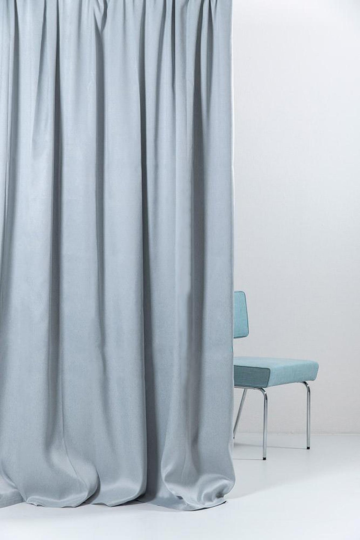 Vorhang Blackout in Hellblau präsentiert im Onlineshop von KAQTU Design AG. Vorhang ist von ZigZagZurich