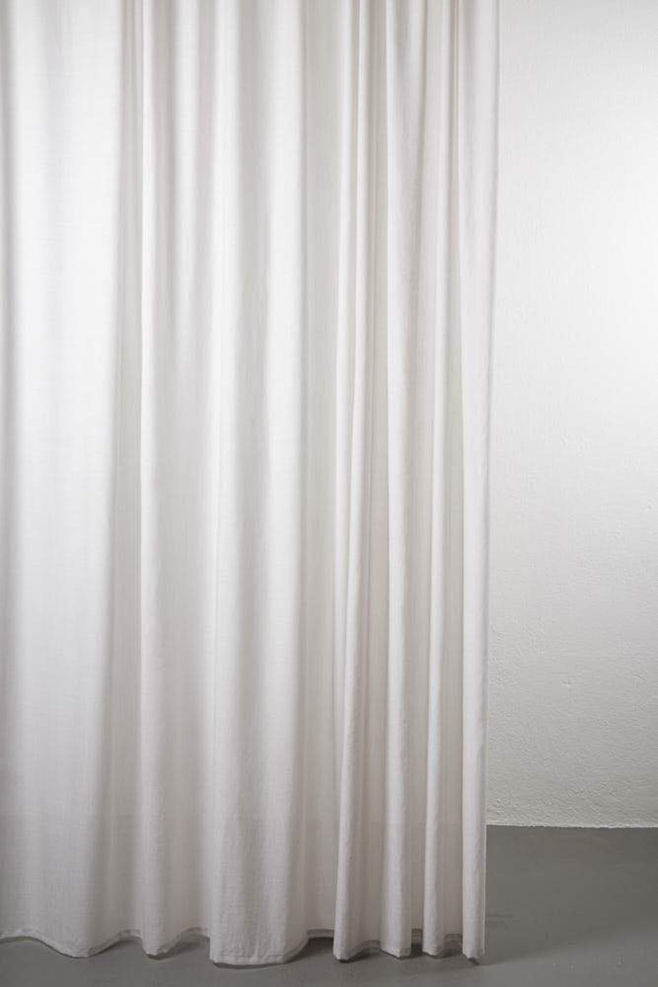 Entdecken Sie den Wollvorhang Sydney von ZigZagZurich: stilvoll, funktional, aus 100% Wolle, schafft eine angenehme Atmosphäre und schützt die Privatsphäre.