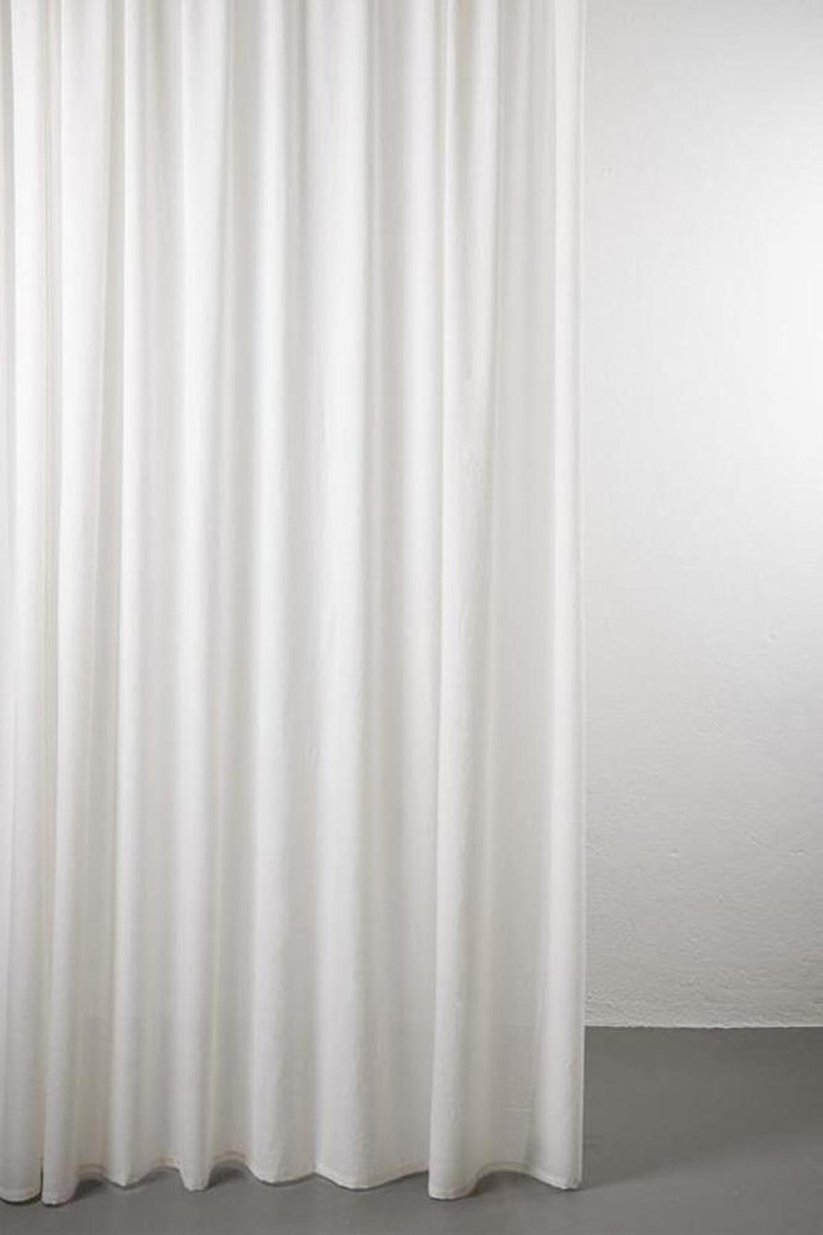 Wollvorhang Sydney in Weiss präsentiert im Onlineshop von KAQTU Design AG. Vorhang ist von ZigZagZurich